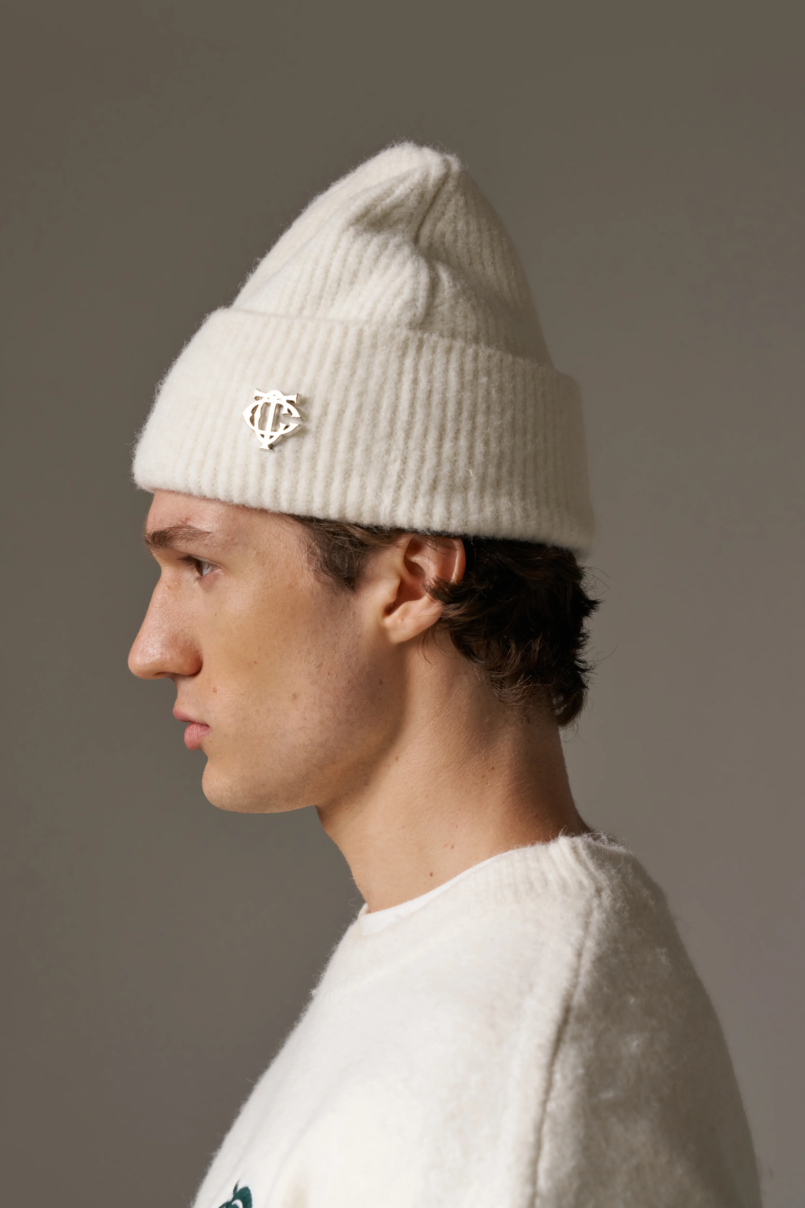 FLUFFY KNIT MONOGRAM PIN BADGE BEANIE - OFF WHITE - Image 4