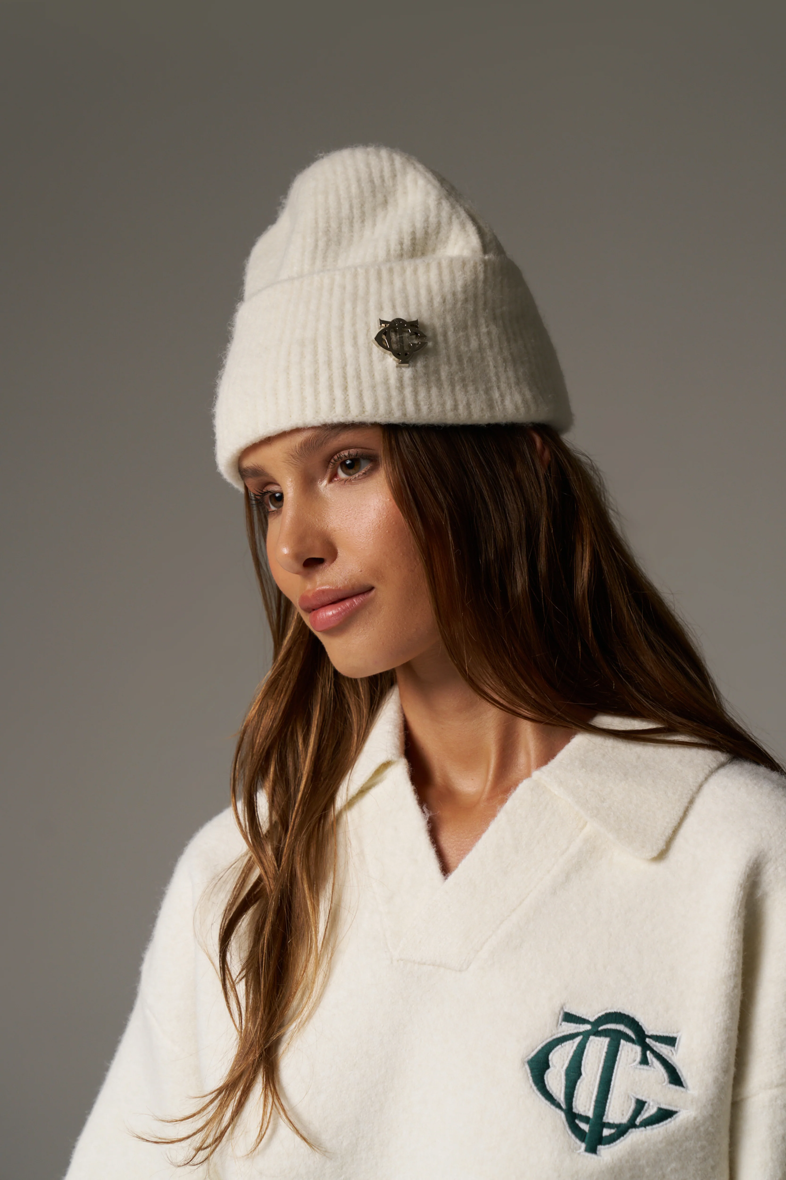 FLUFFY KNIT MONOGRAM PIN BADGE BEANIE - OFF WHITE - Image 5