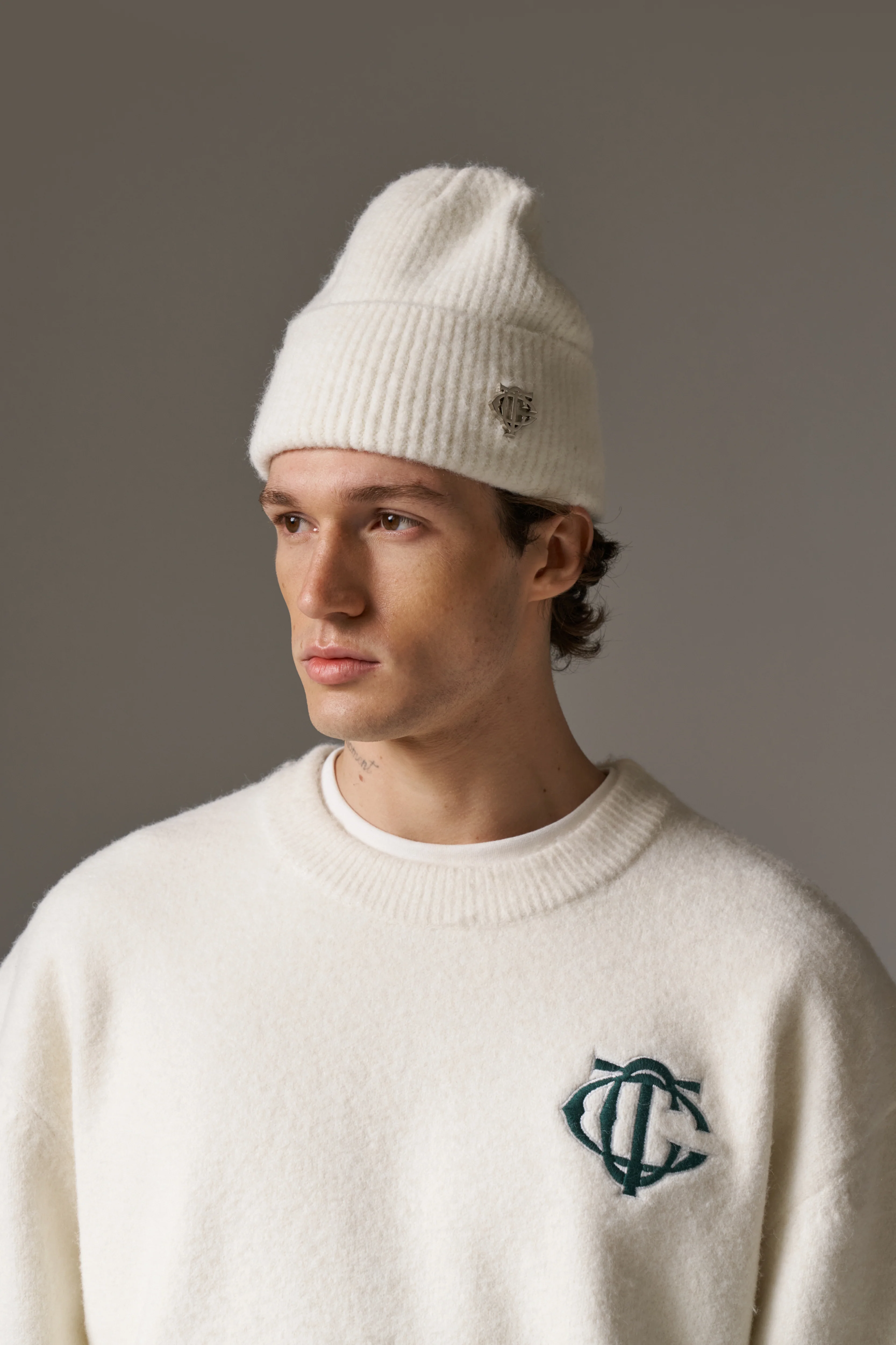 FLUFFY KNIT MONOGRAM PIN BADGE BEANIE - OFF WHITE - Image 6