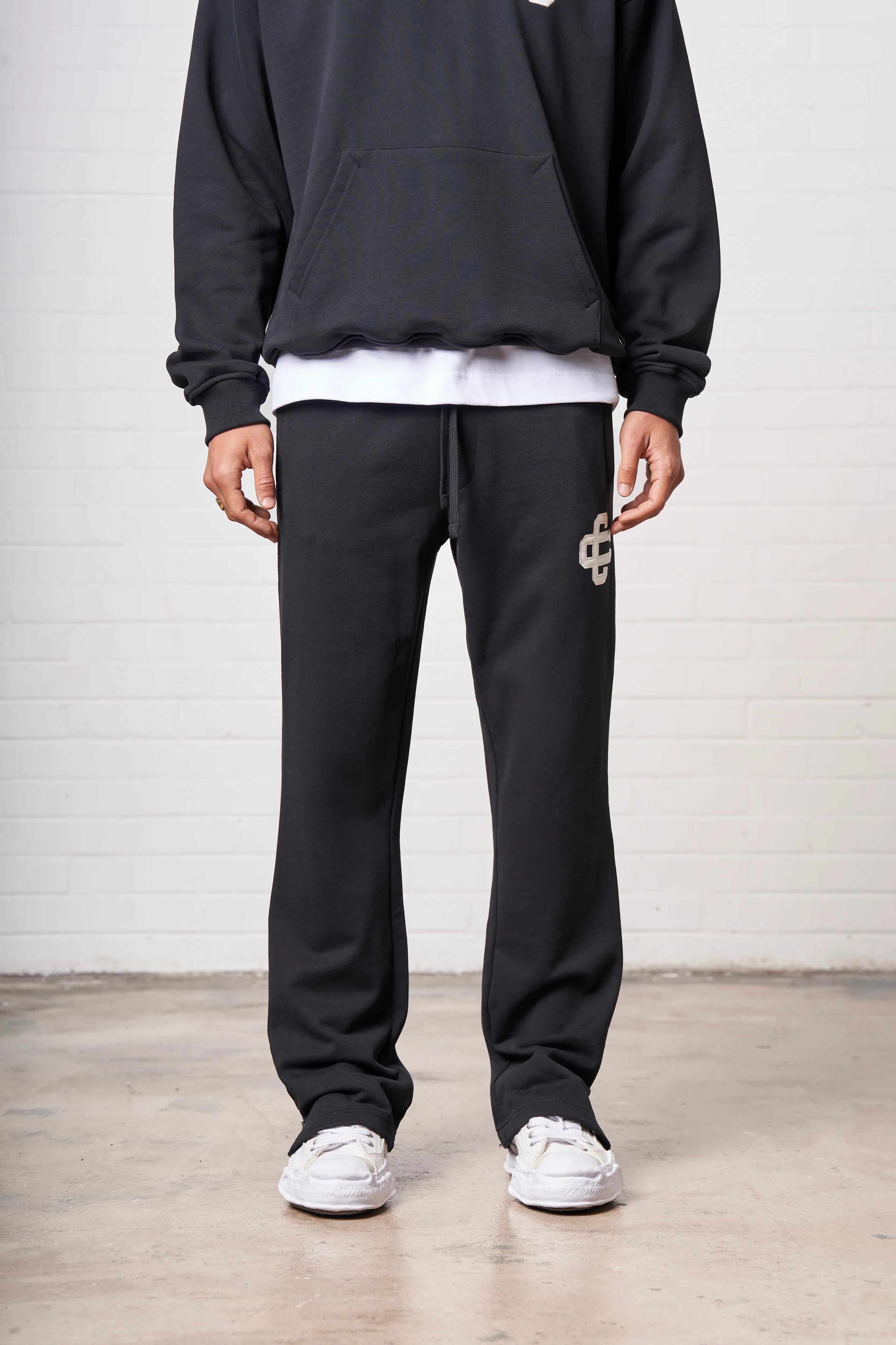 HEAVYWEIGHT APPLIQUE EMBLEM JOGGERS - BLACK - Image 2