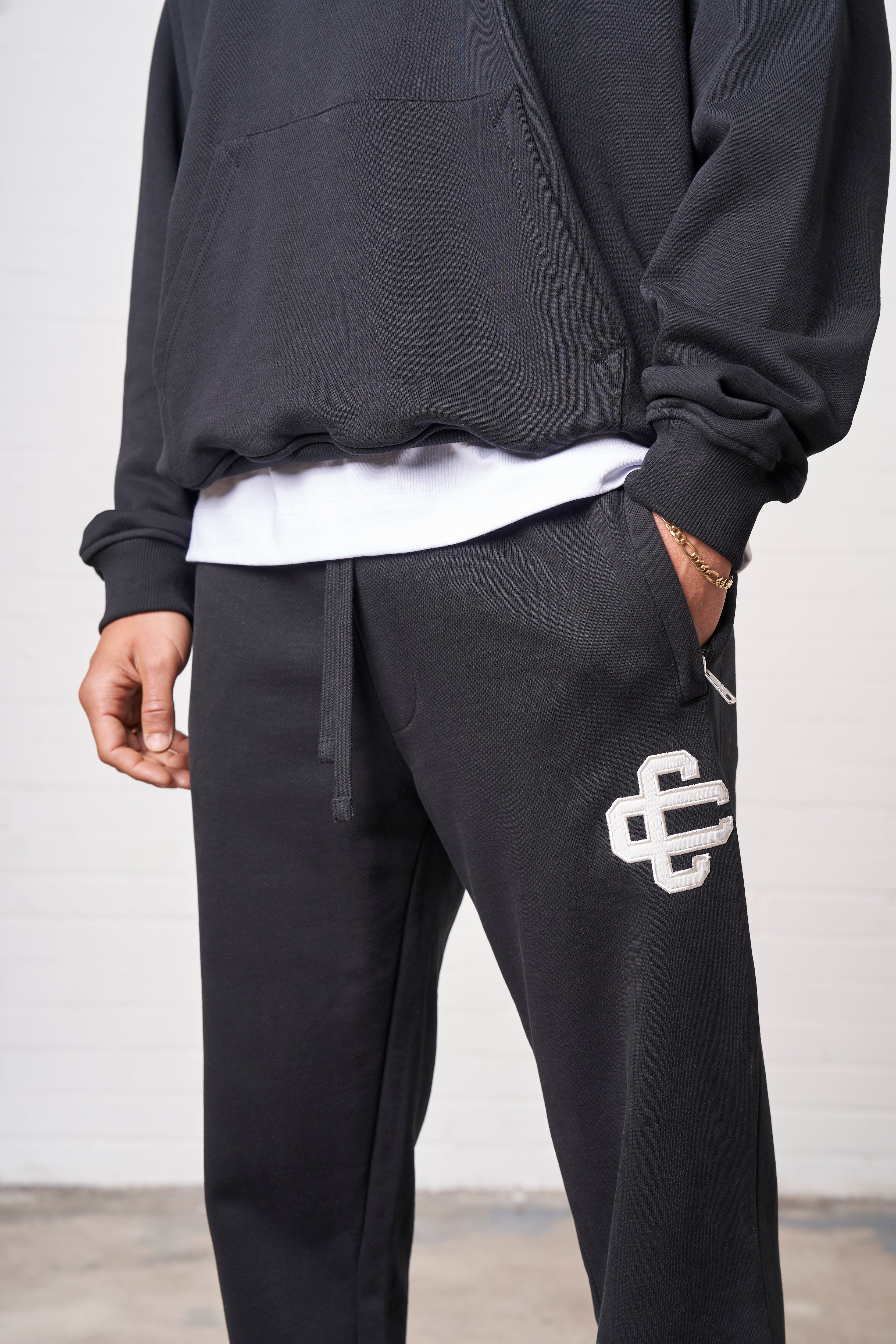 HEAVYWEIGHT APPLIQUE EMBLEM JOGGERS - BLACK - Image 3