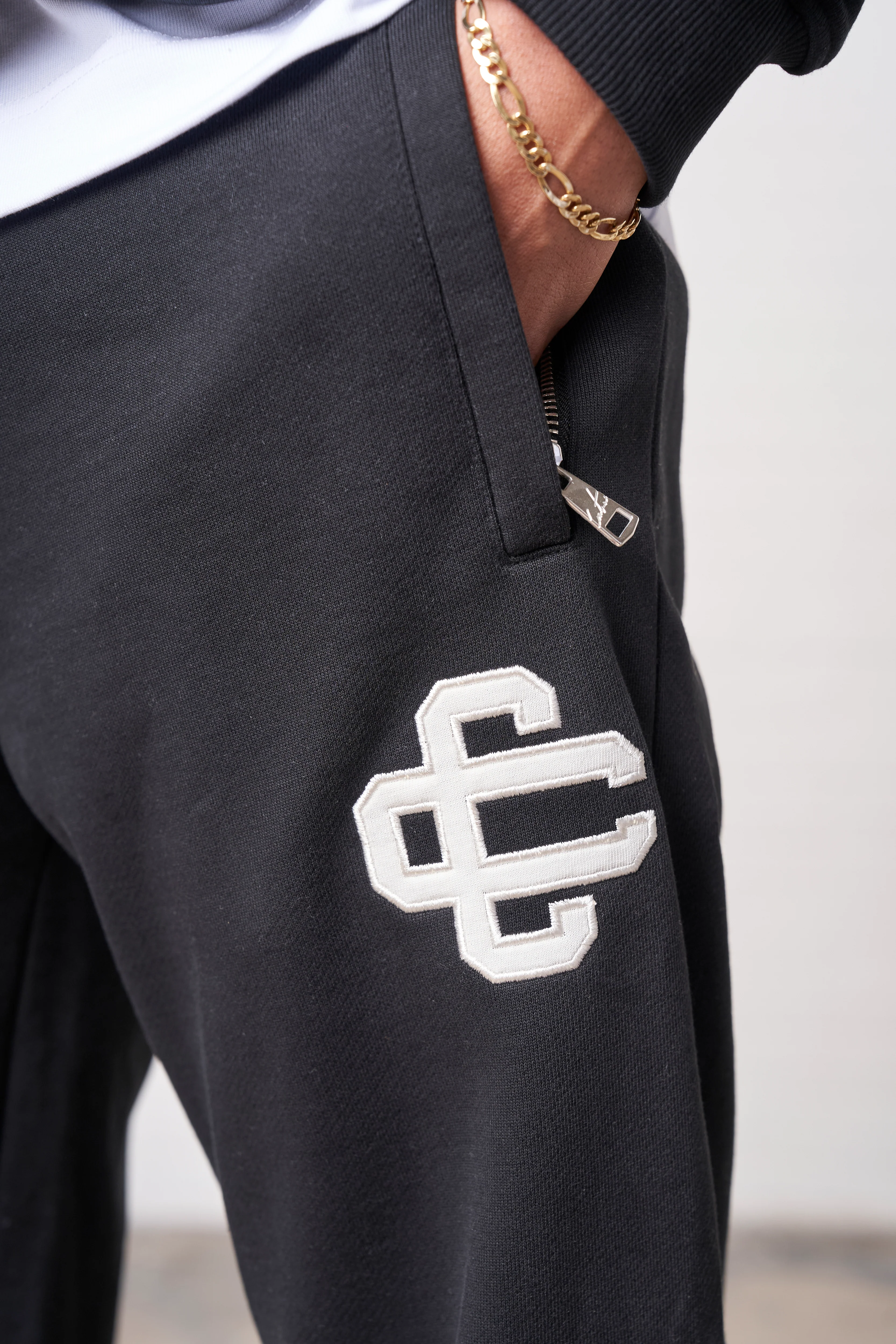 HEAVYWEIGHT APPLIQUE EMBLEM JOGGERS - BLACK - Image 4