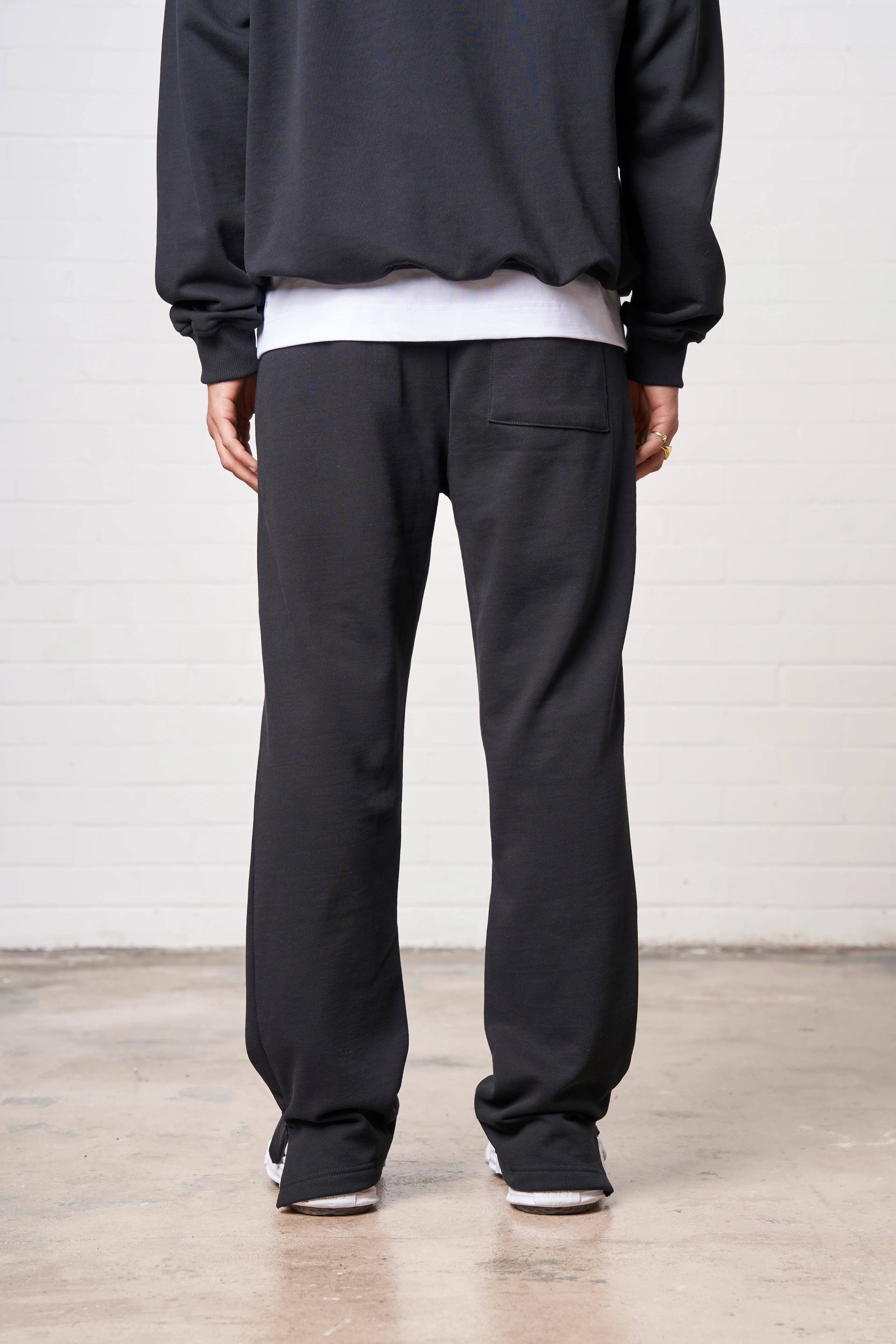 HEAVYWEIGHT APPLIQUE EMBLEM JOGGERS - BLACK - Image 5