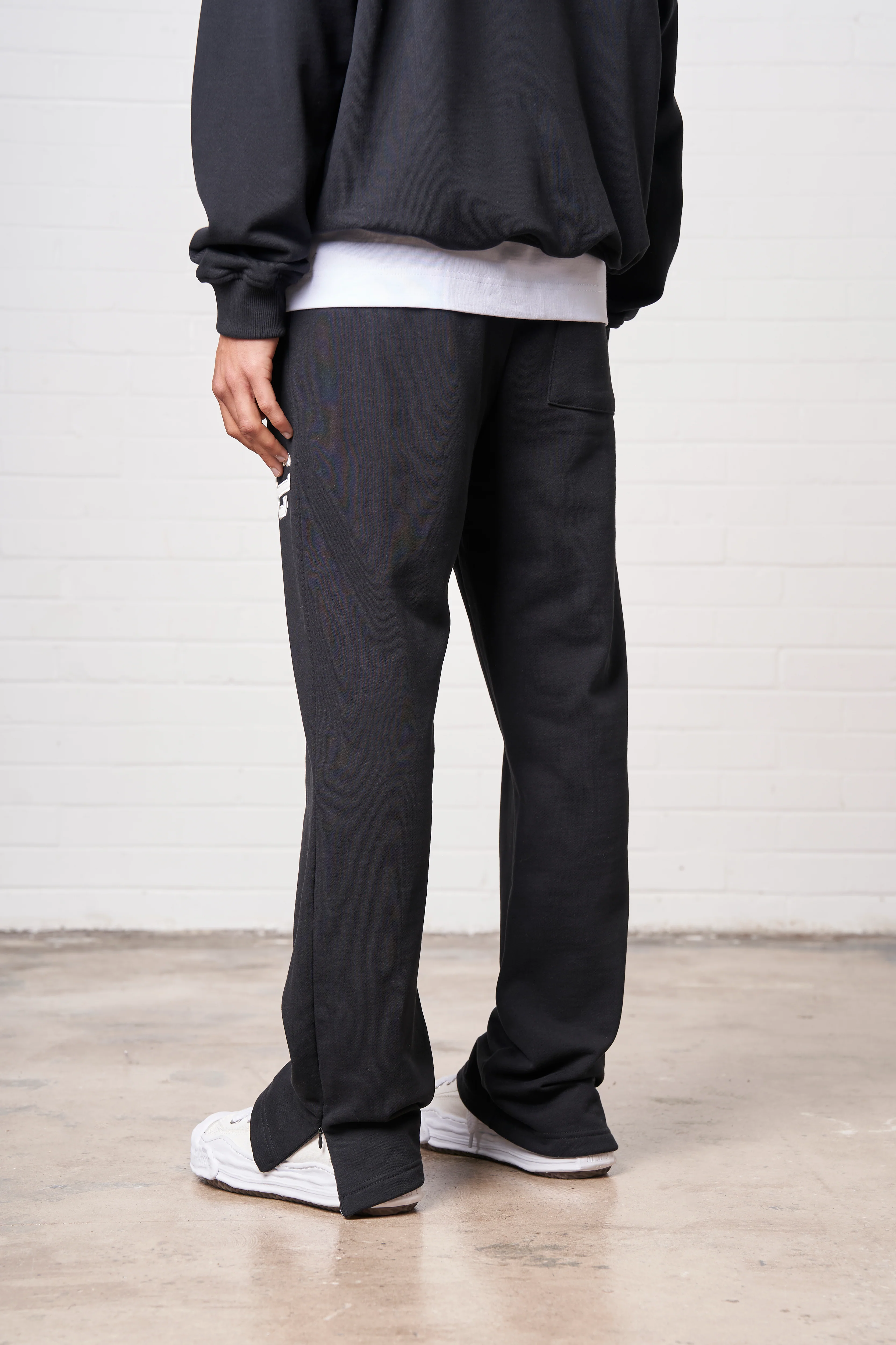 HEAVYWEIGHT APPLIQUE EMBLEM JOGGERS - BLACK - Image 6