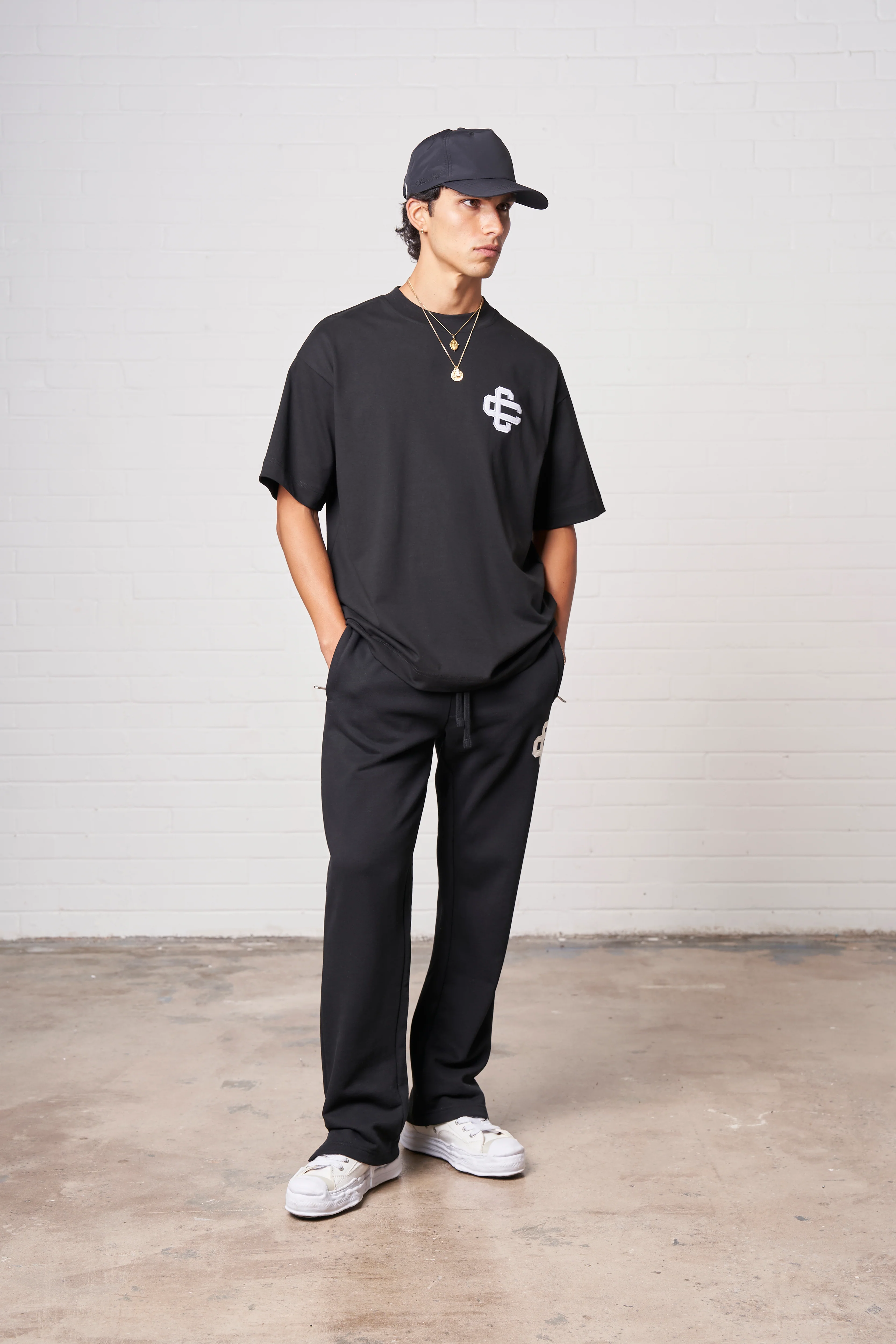 HEAVYWEIGHT APPLIQUE EMBLEM JOGGERS - BLACK - Image 7