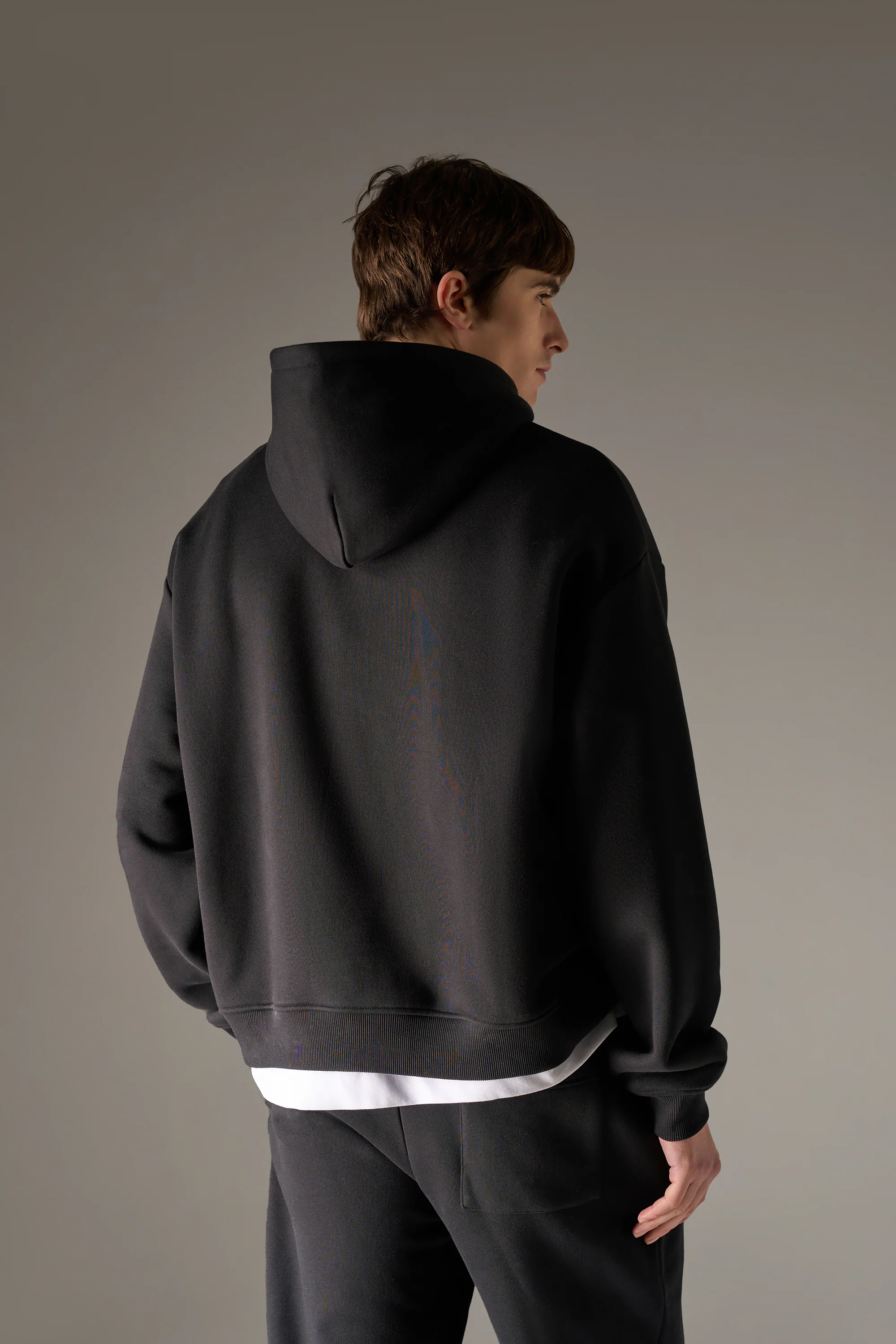 HEAVYWEIGHT MONOGRAM APPLIQUE EMBLEM HOODIE - BLACK - Image 5
