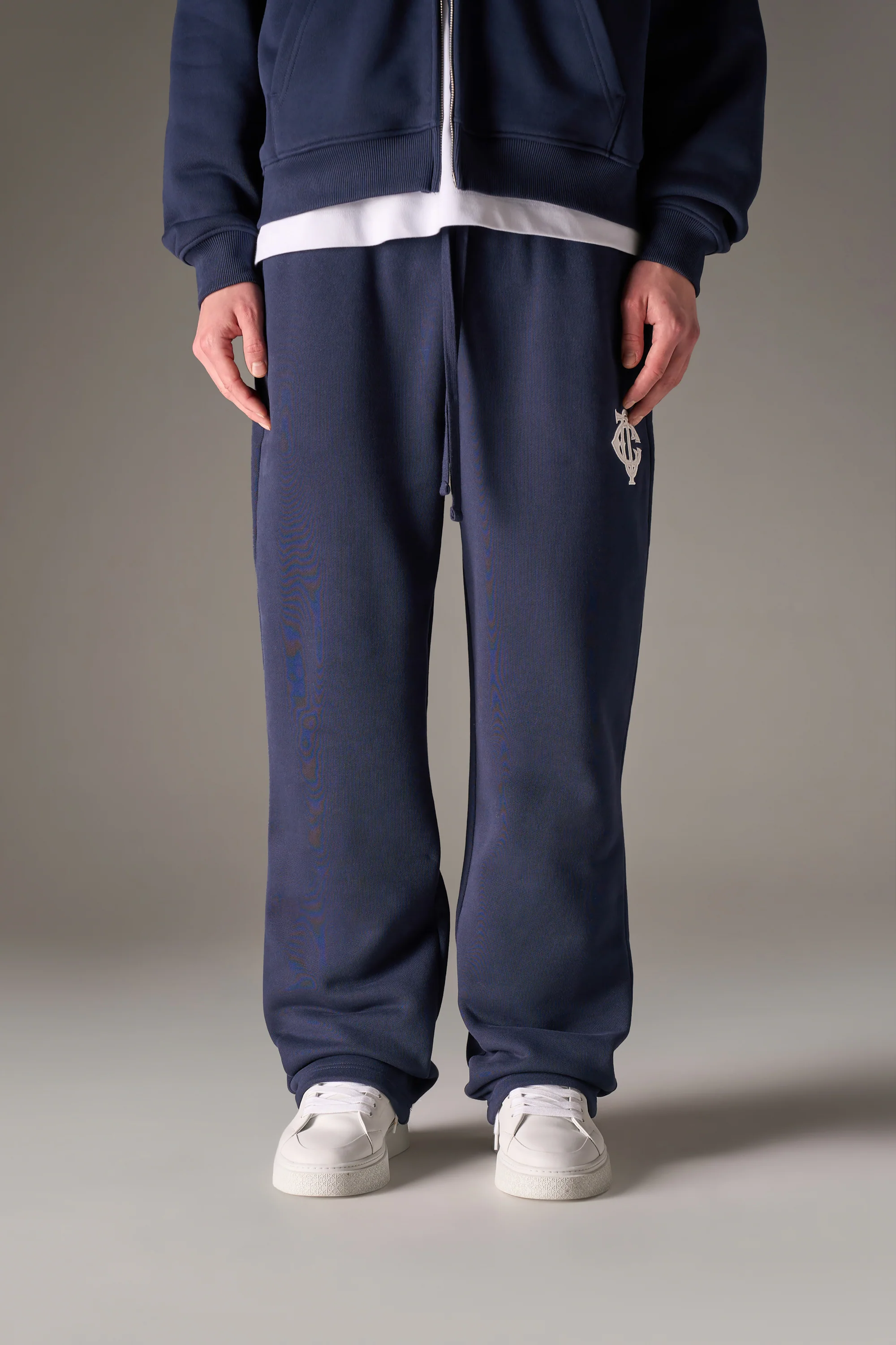 HEAVYWEIGHT MONOGRAM APPLIQUE EMBLEM JOGGERS - NAVY - Image 4