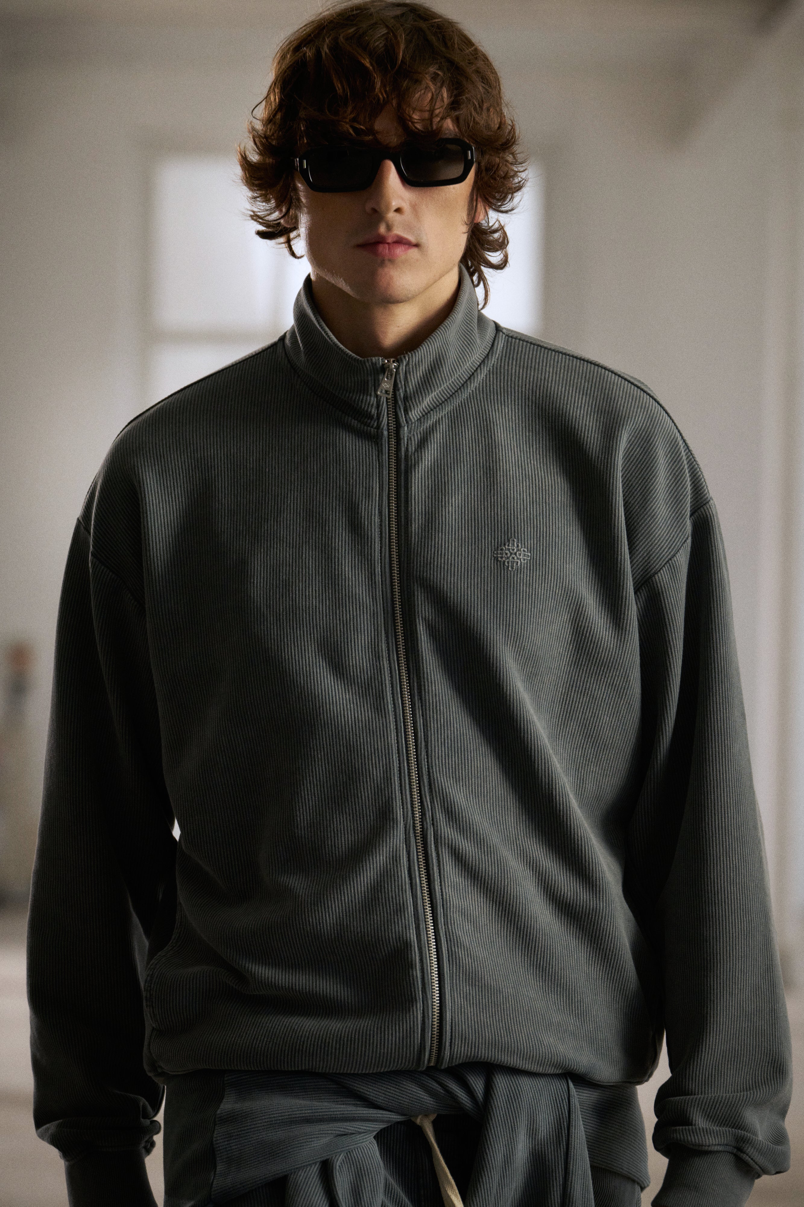 HEAVYWEIGHT WASHED RIBBED ZIP THROUGH FUNNEL NECK - GREY - Image 2