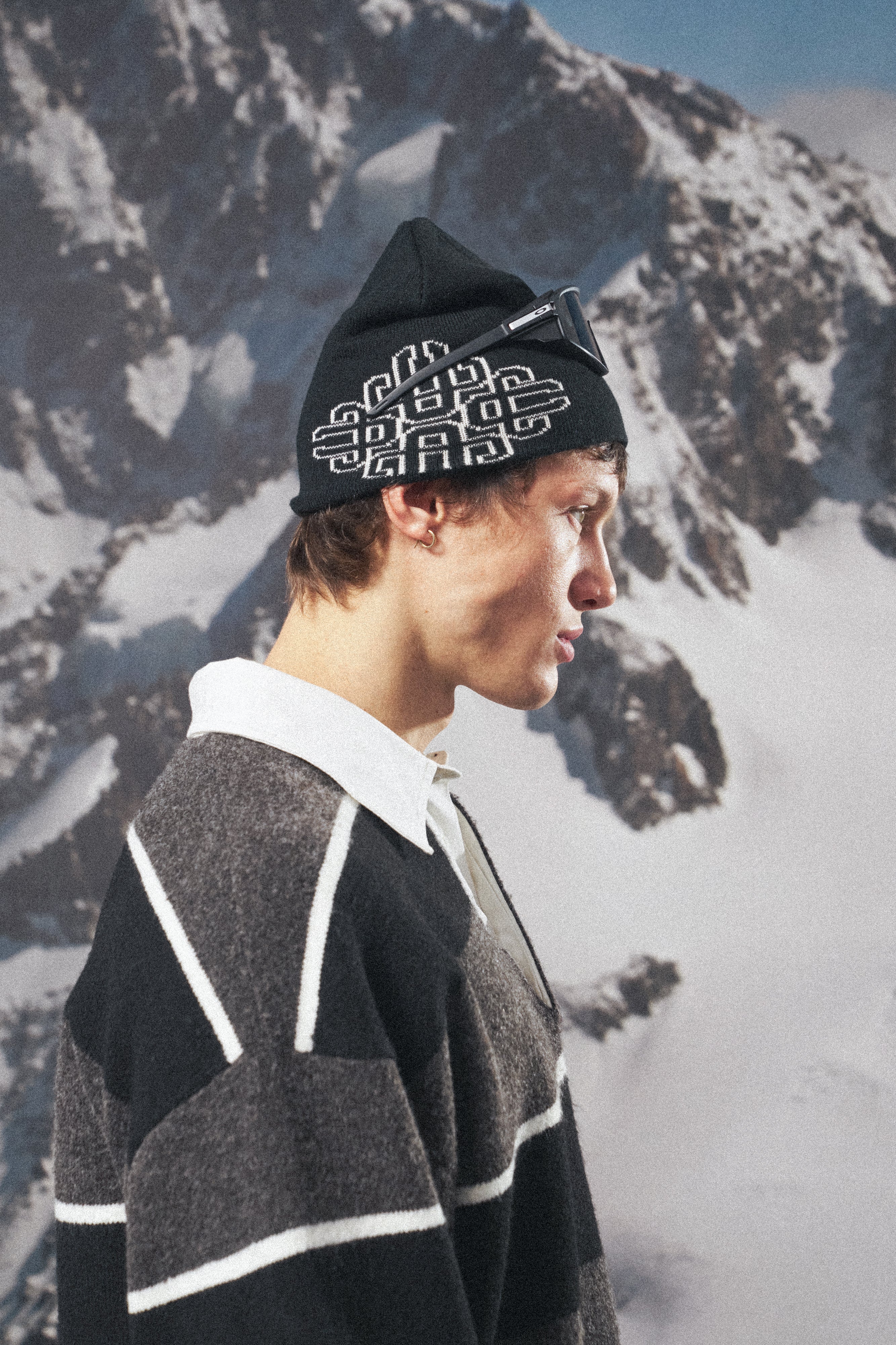 INTARSIA EMBLEM BEANIE - BLACK - Image 2