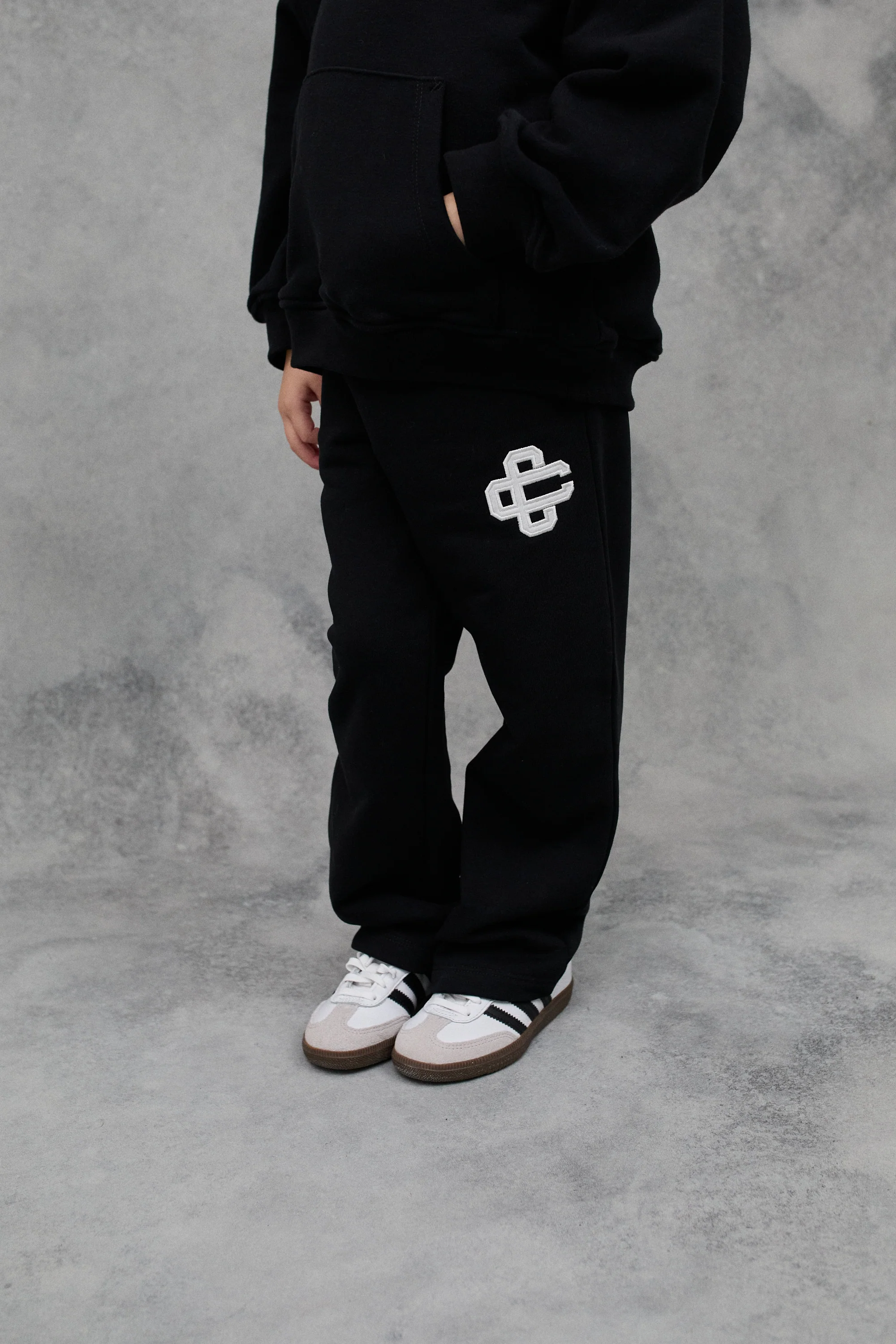 JNR EMBLEM APPLIQUE JOGGERS - BLACK - Image 3