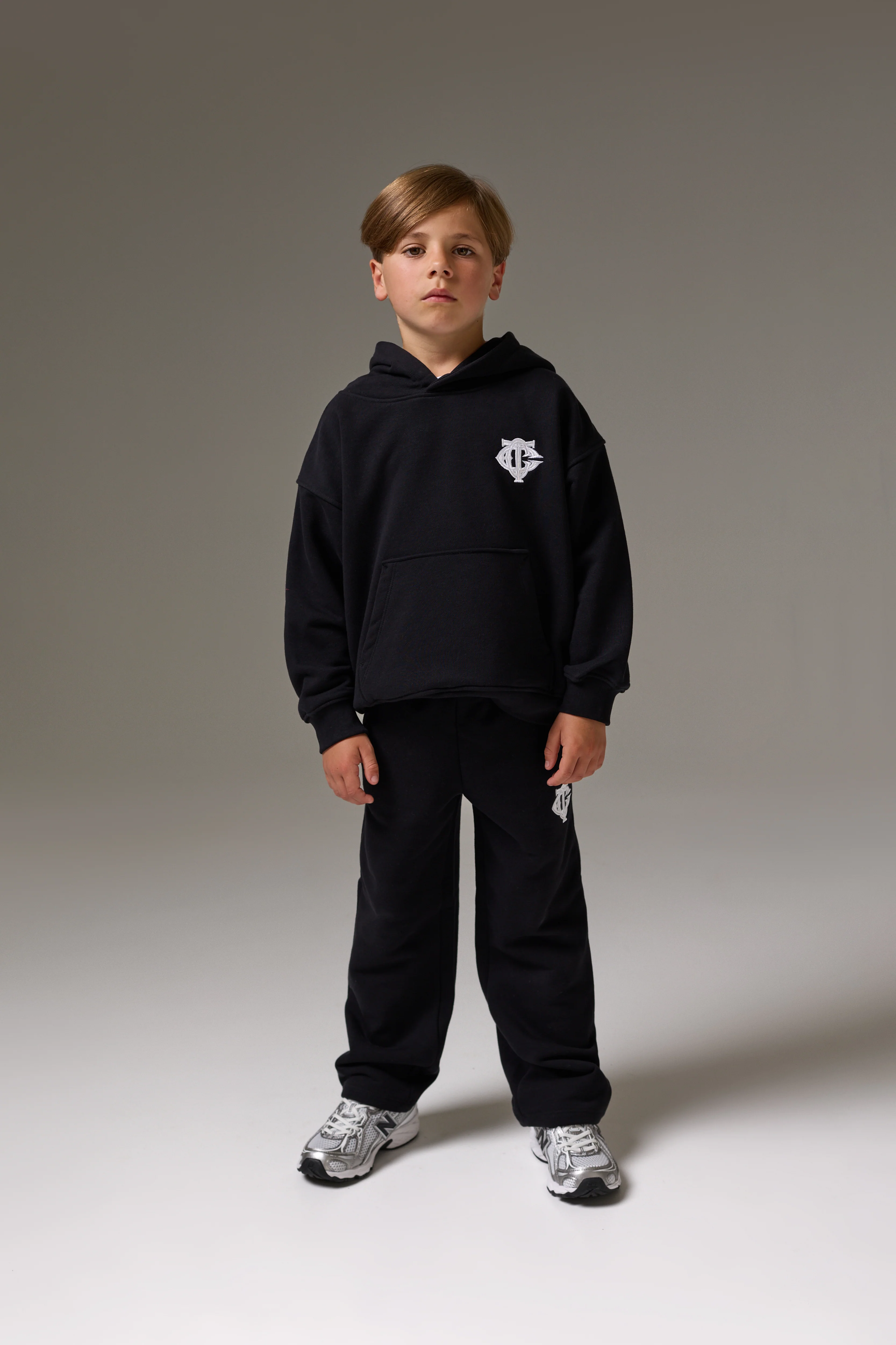 JUNIOR EMBLEM APPLIQUE HOODIE - BLACK - Image 3