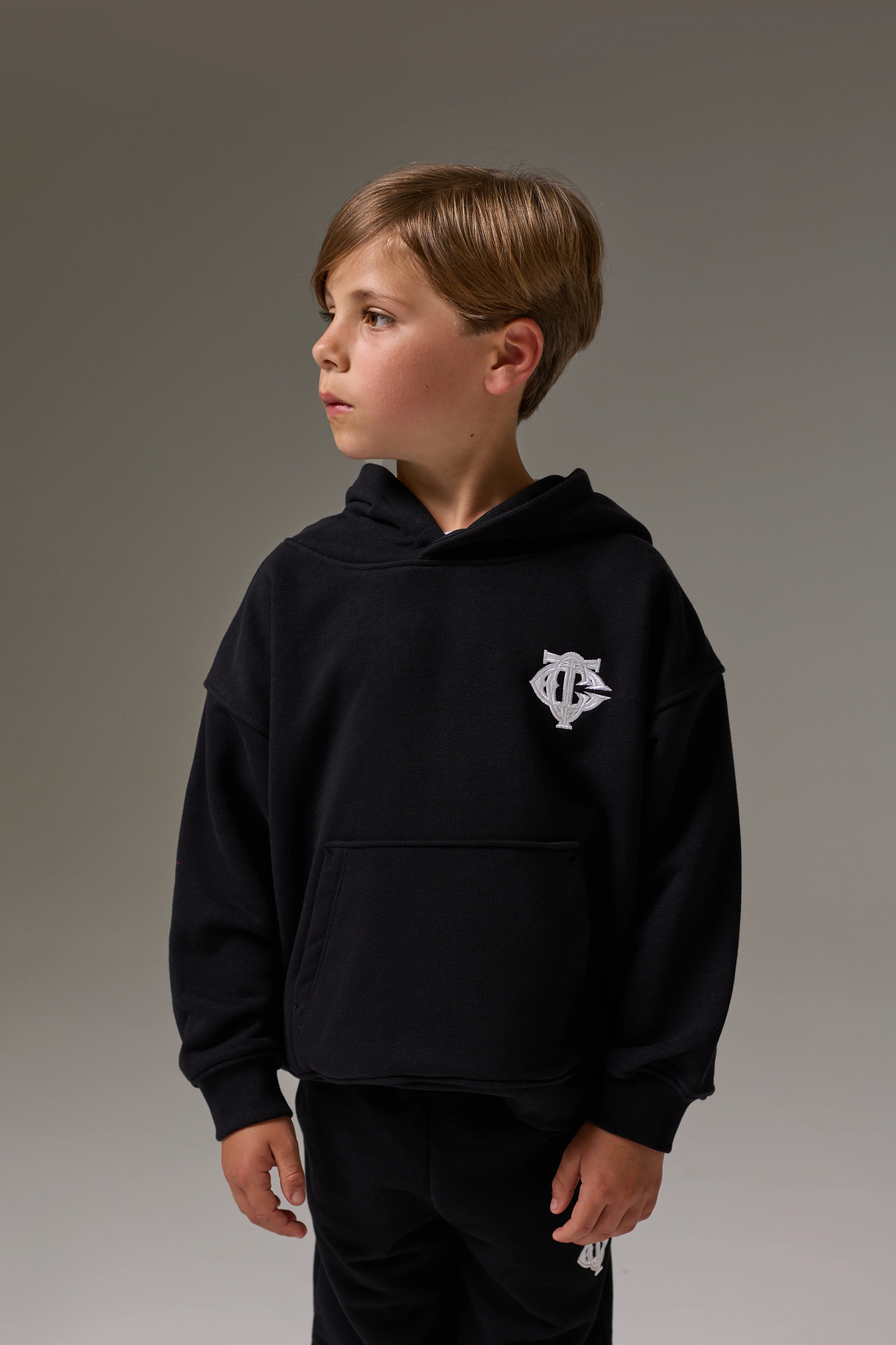 JUNIOR EMBLEM APPLIQUE HOODIE - BLACK - Image 4