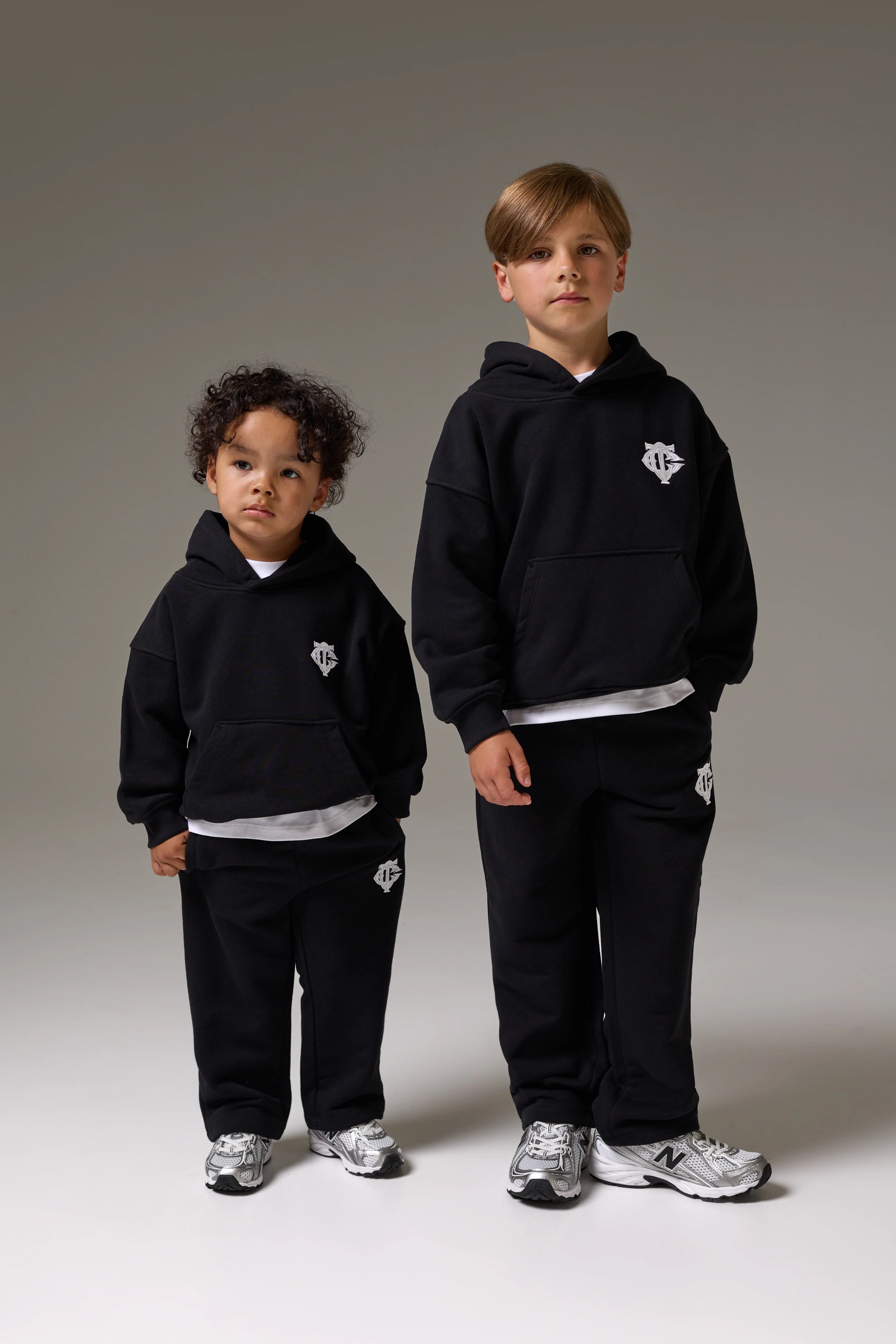 JUNIOR EMBLEM APPLIQUE HOODIE - BLACK - Image 6