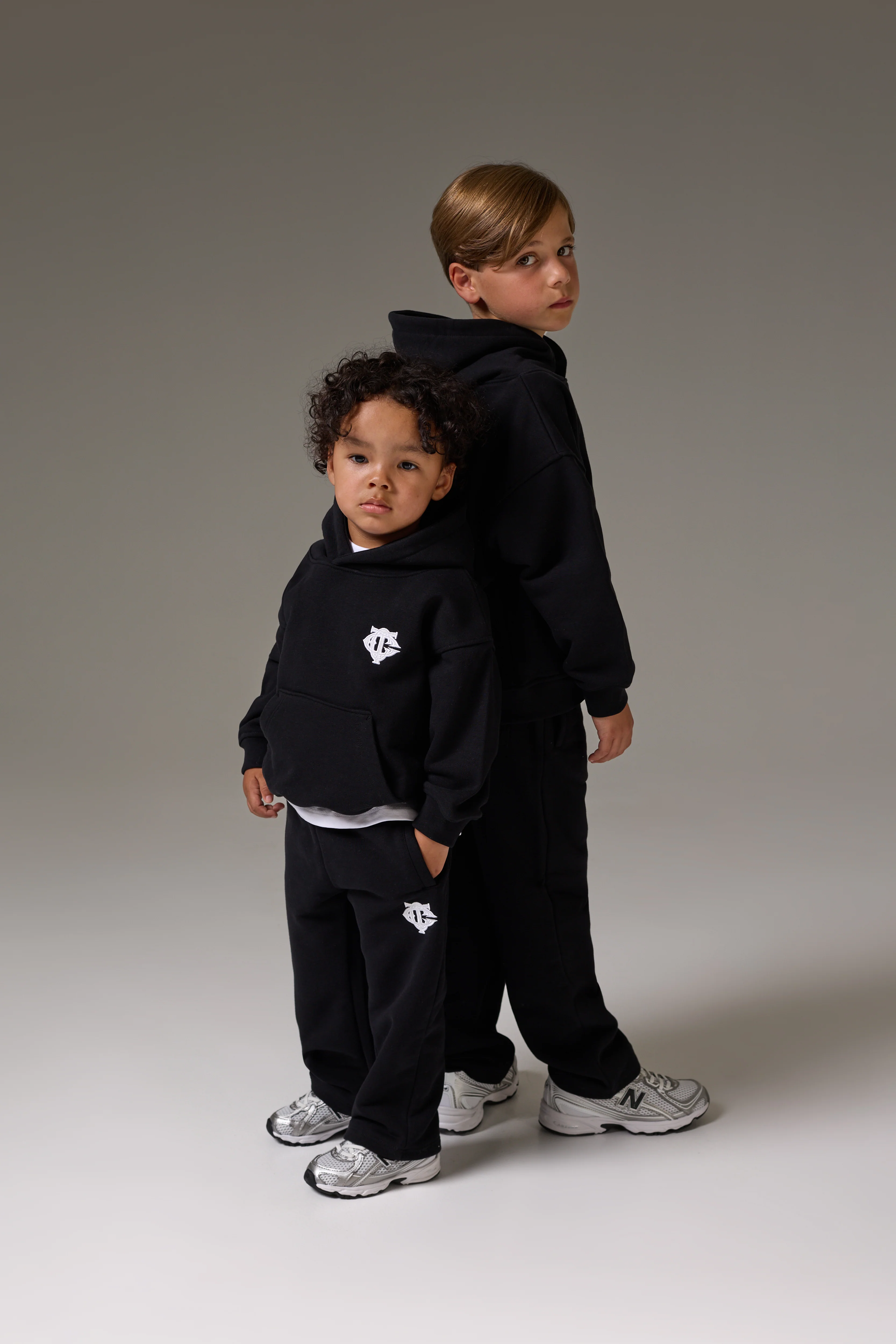JUNIOR EMBLEM APPLIQUE HOODIE - BLACK - Image 7
