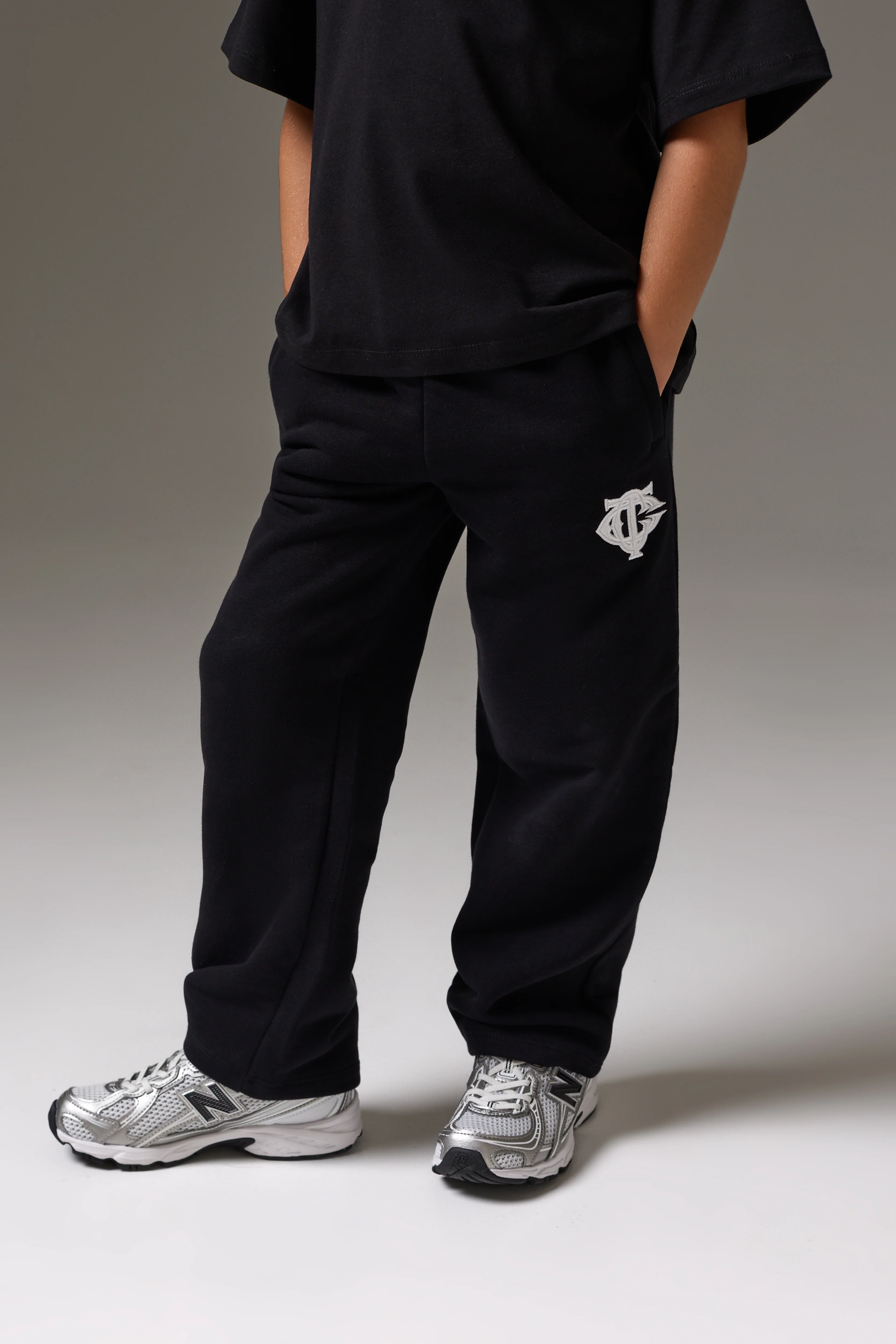 JUNIOR EMBLEM APPLIQUE JOGGERS - BLACK - Image 3
