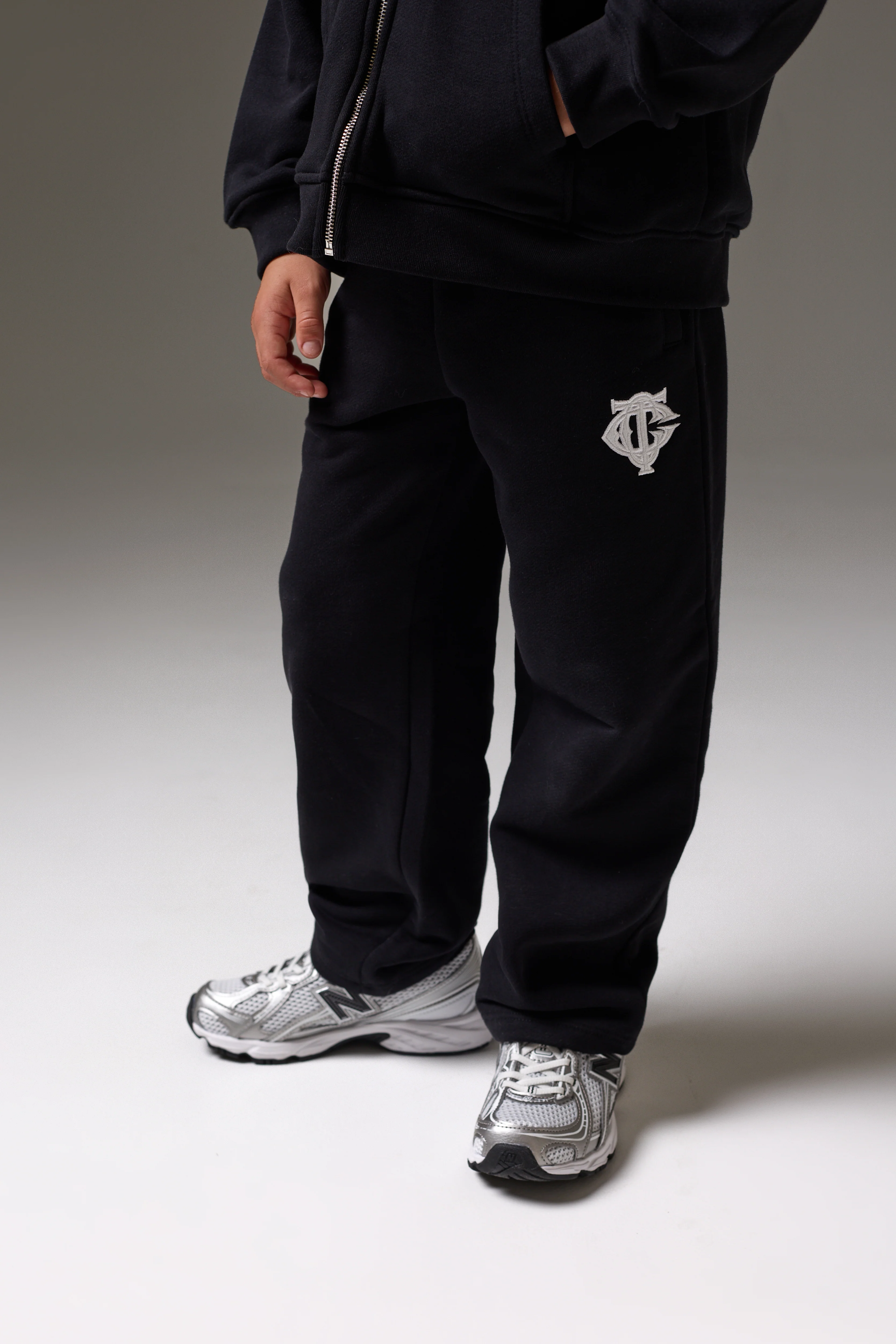 JUNIOR EMBLEM APPLIQUE JOGGERS - BLACK - Image 4