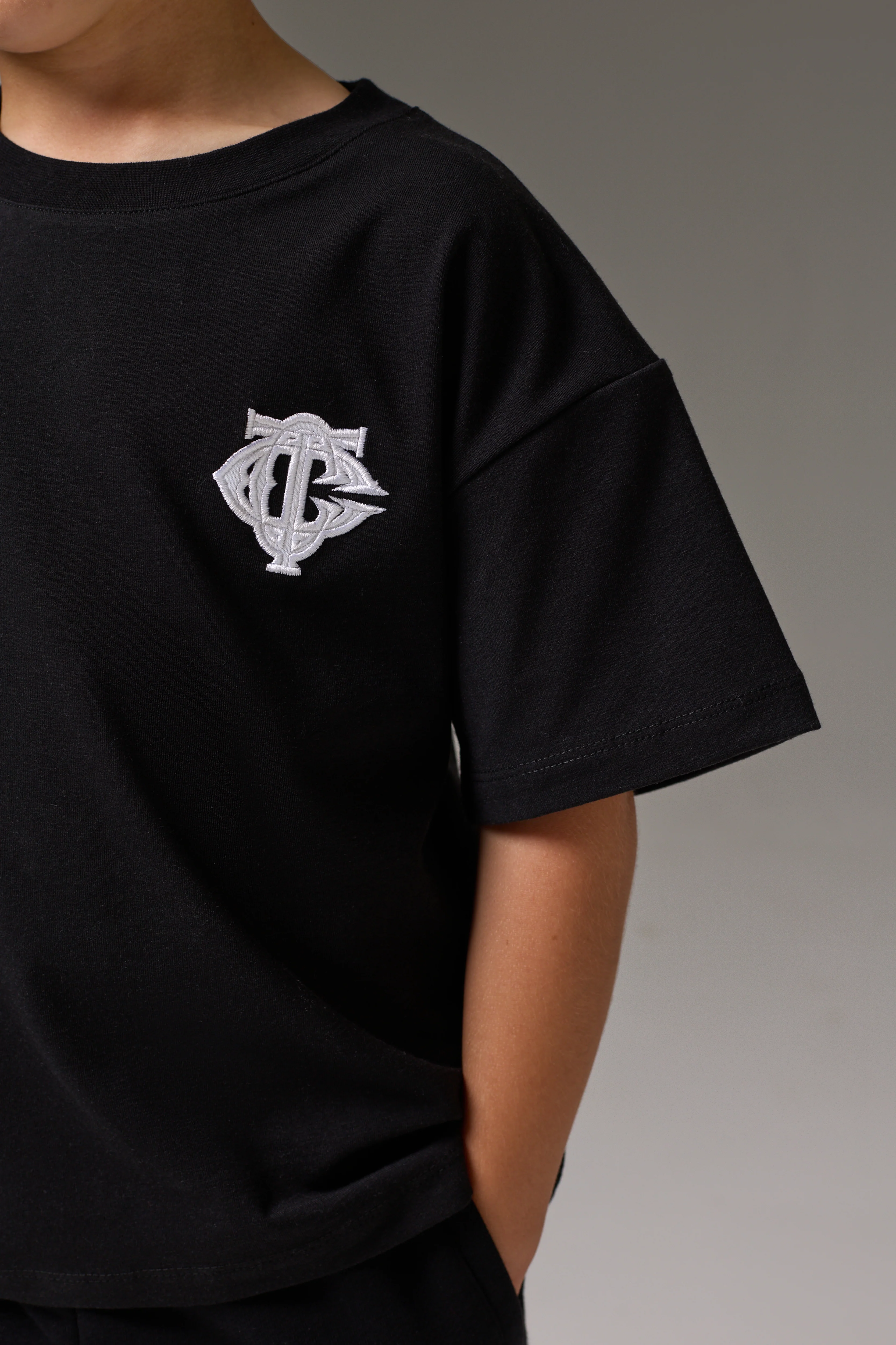 JUNIOR MONOGRAM EMBLEM APPLIQUE T-SHIRT - BLACK - Image 4