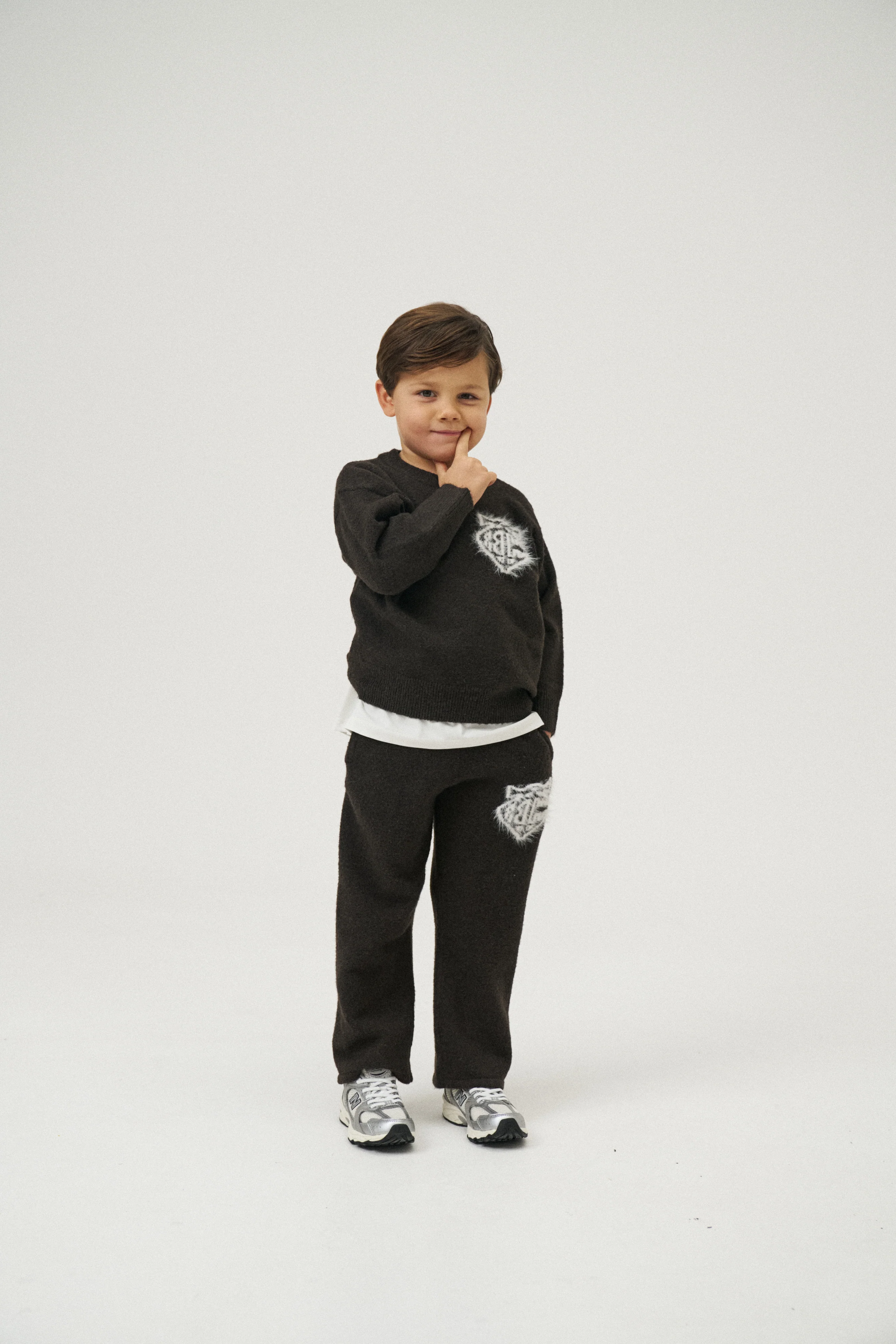 JUNIOR MONOGRAM EMBLEM FLUFFY KNIT JOGGERS - BROWN - Image 3