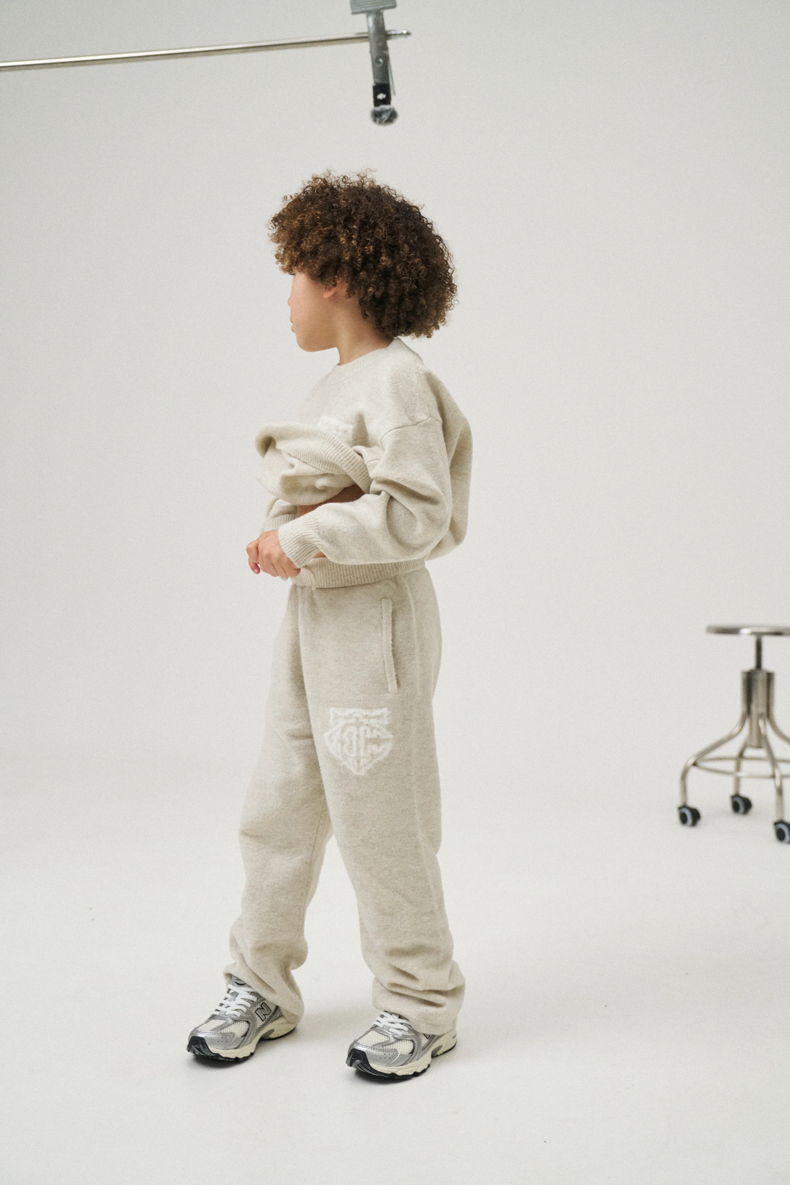 JUNIOR MONOGRAM FLUFFY KNIT CREW - BEIGE - Image 4