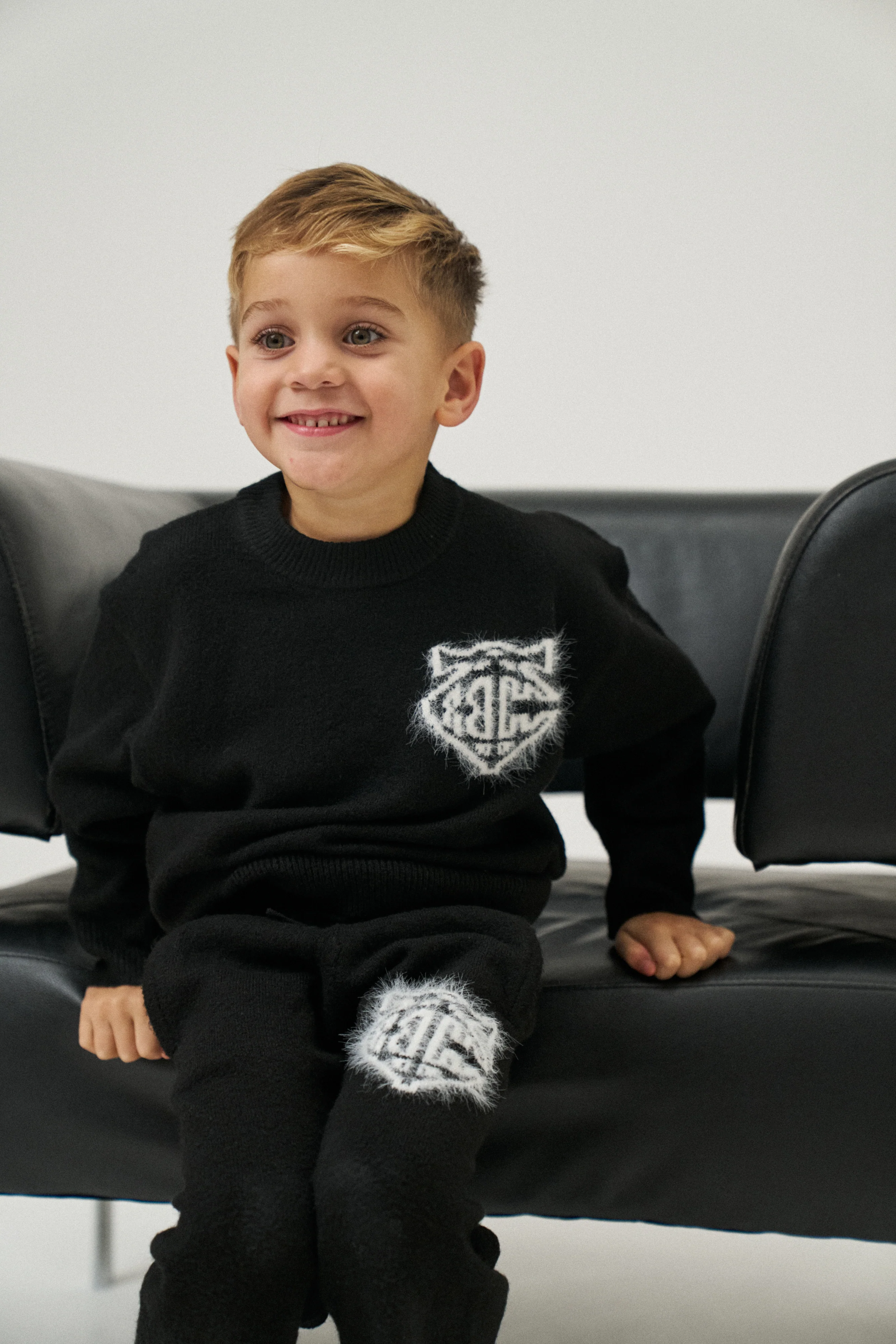 JUNIOR MONOGRAM FLUFFY KNIT CREW - BLACK - Image 3