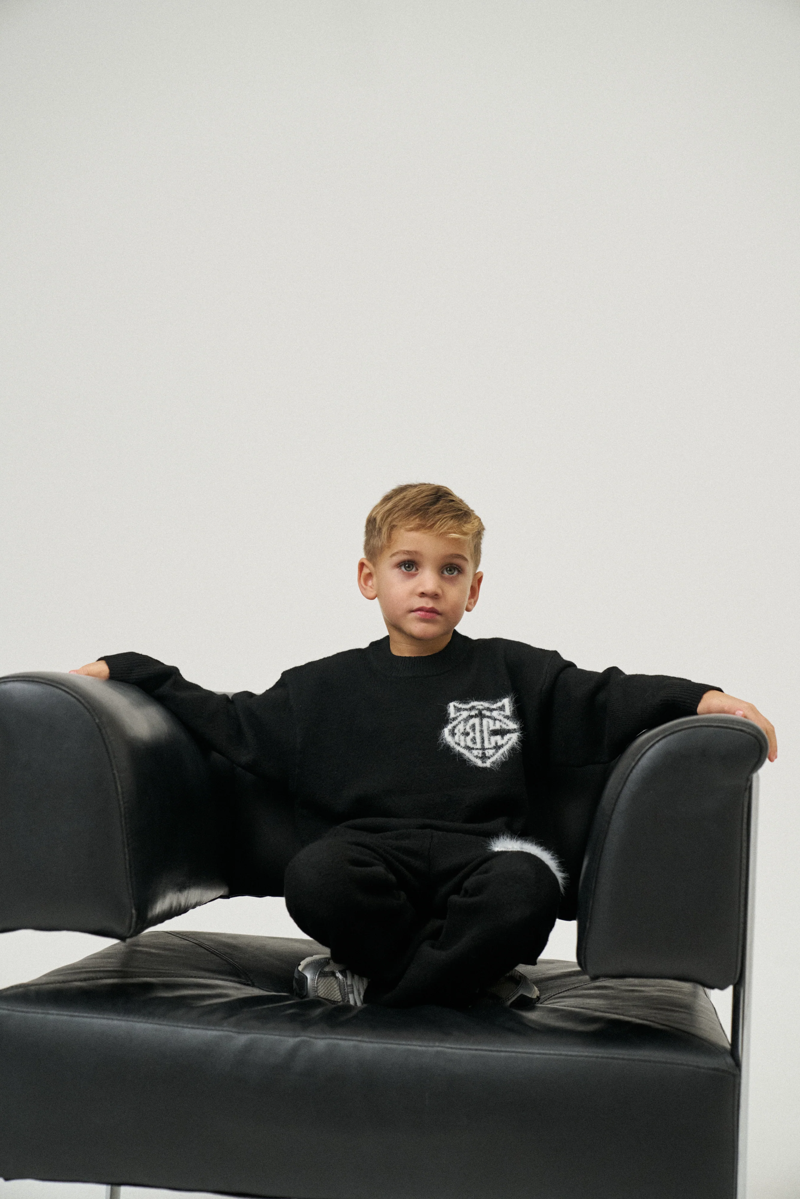 JUNIOR MONOGRAM FLUFFY KNIT CREW - BLACK - Image 4