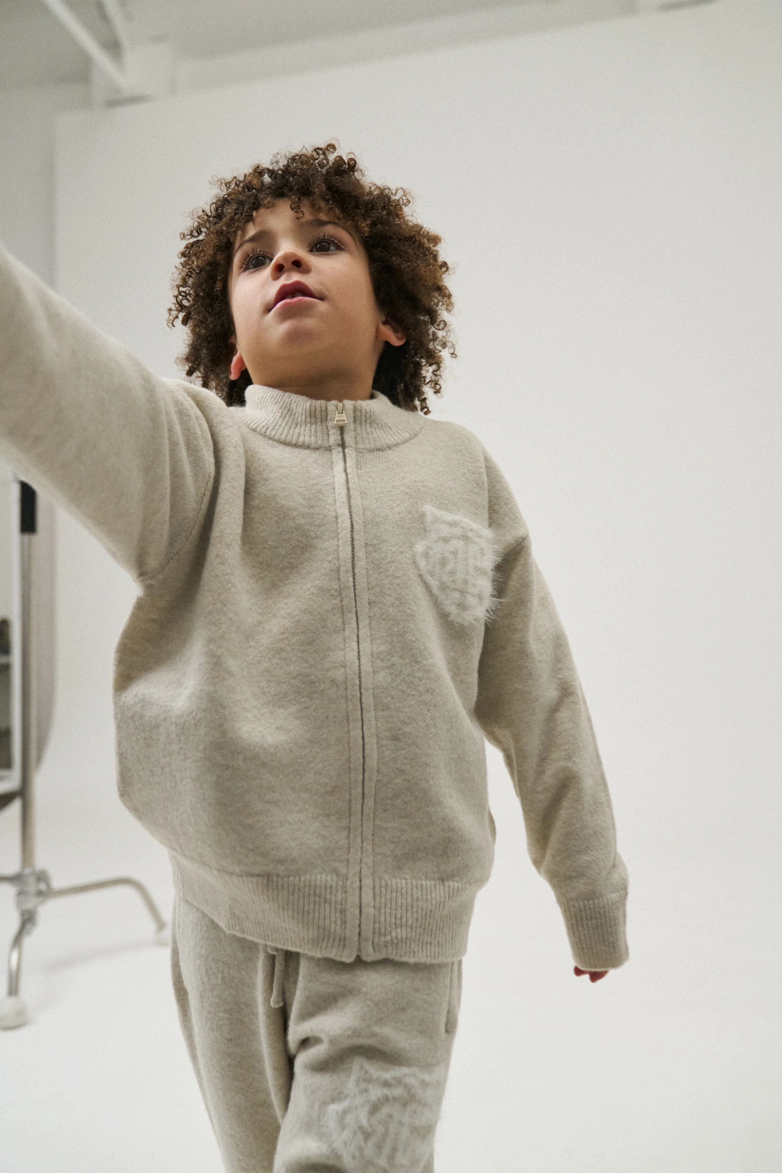 JUNIOR MONOGRAM FLUFFY KNIT ZIP THROUGH - BEIGE - Image 3