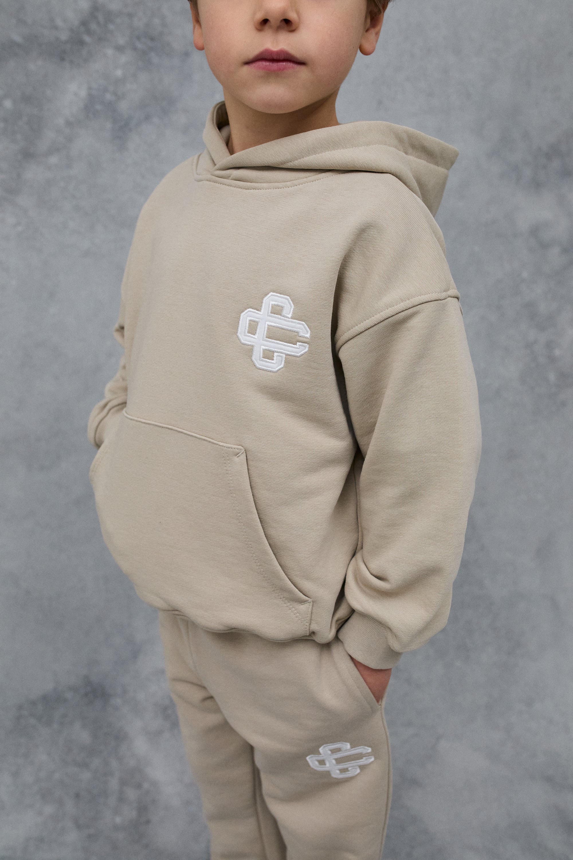 KIDS EMBLEM APPLIQUE HOODIE - BEIGE - Image 2