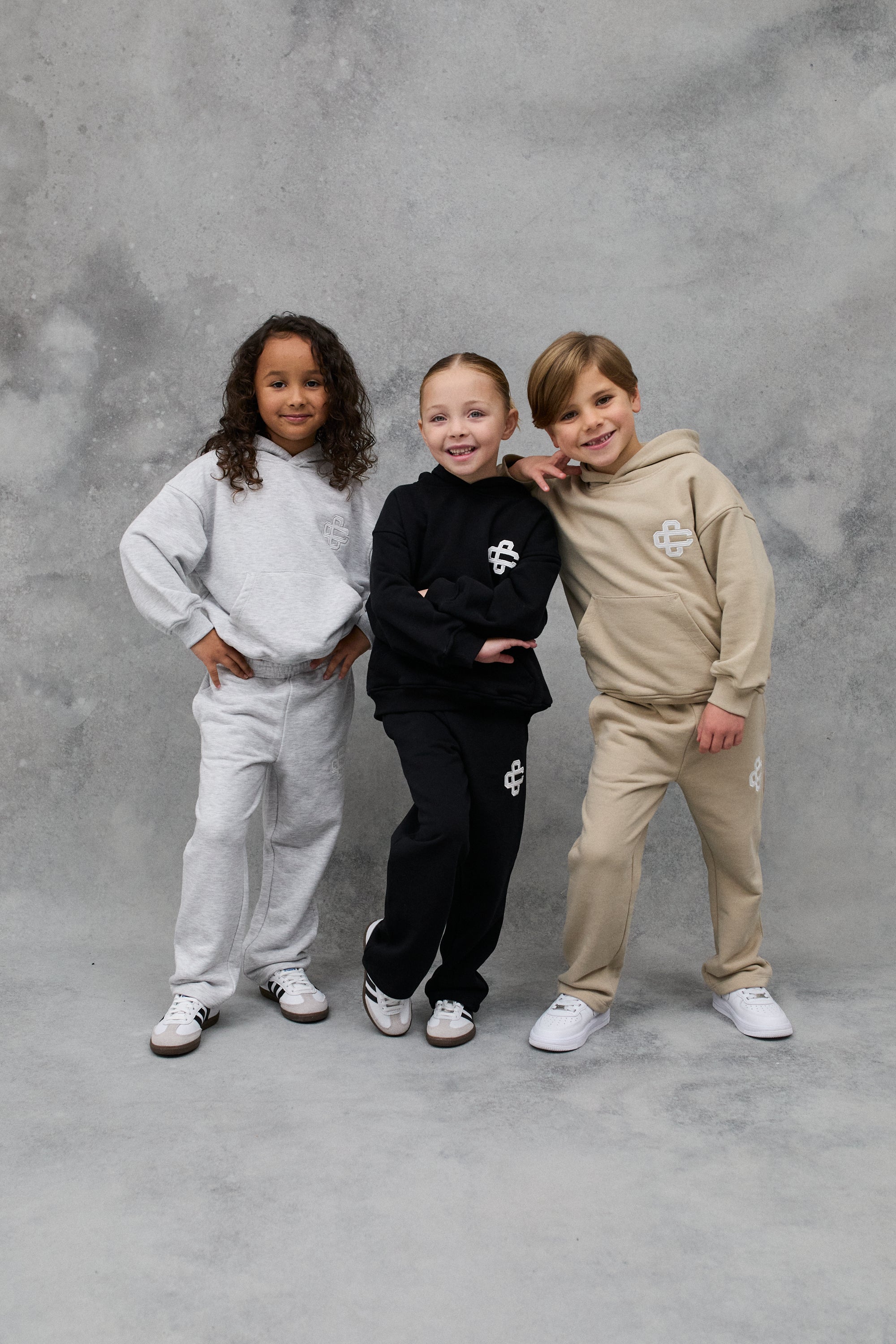 KIDS EMBLEM APPLIQUE HOODIE - BEIGE - Image 3