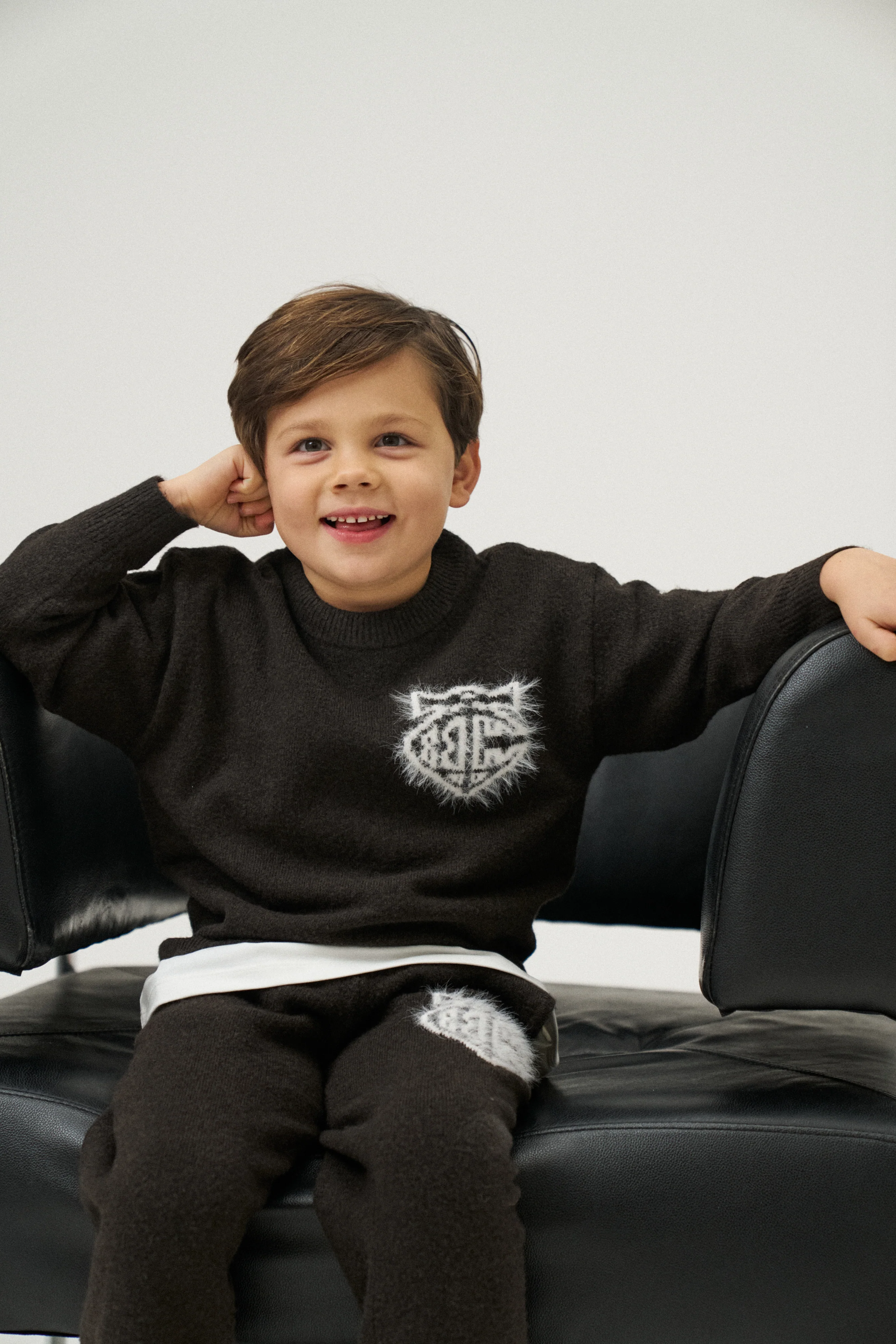 KIDS MONOGRAM EMBLEM FLUFFY KNIT JOGGERS - BROWN - Image 3