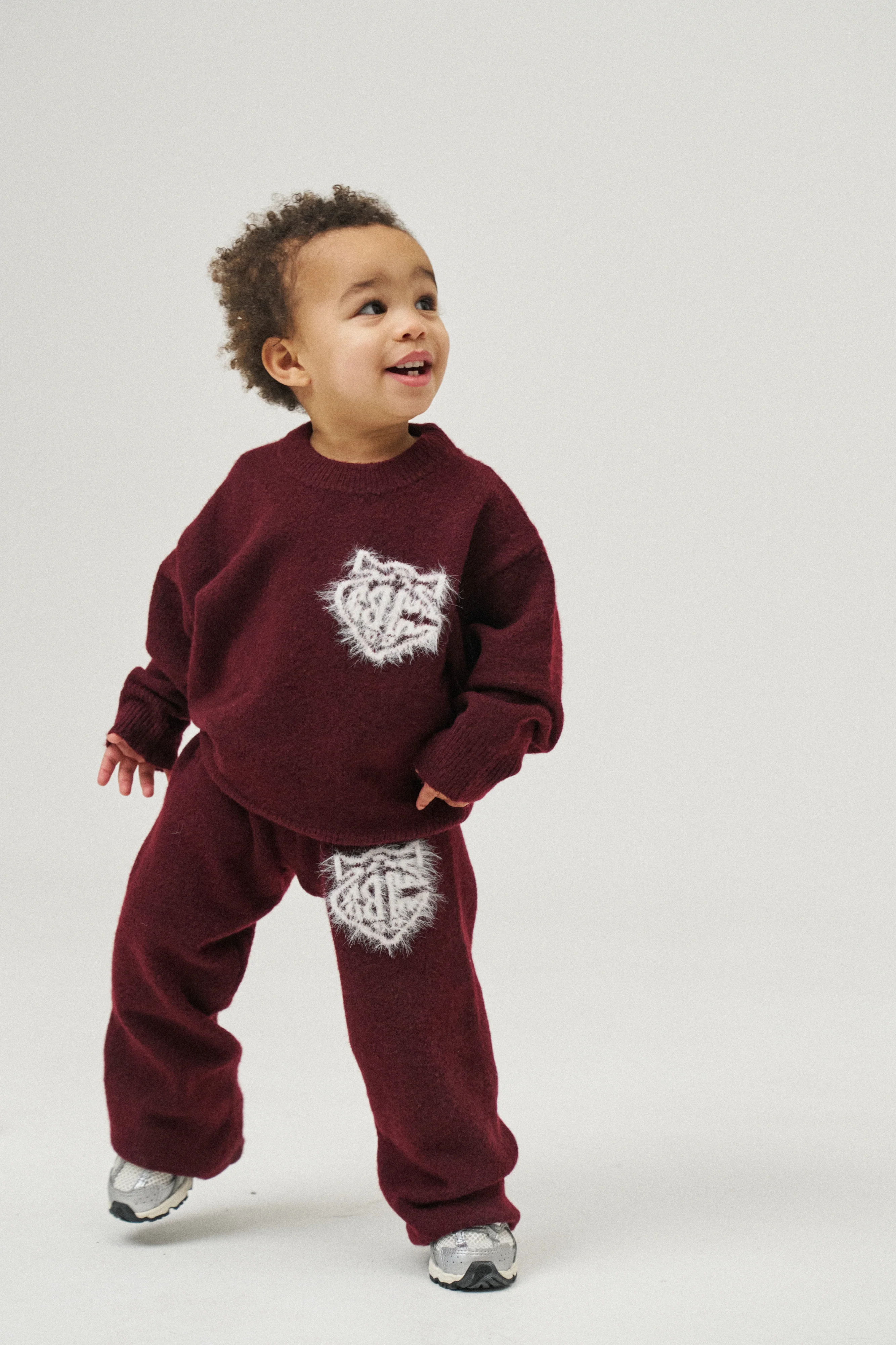 KIDS MONOGRAM EMBLEM FLUFFY KNIT JOGGERS - BURGUNDY - Image 3