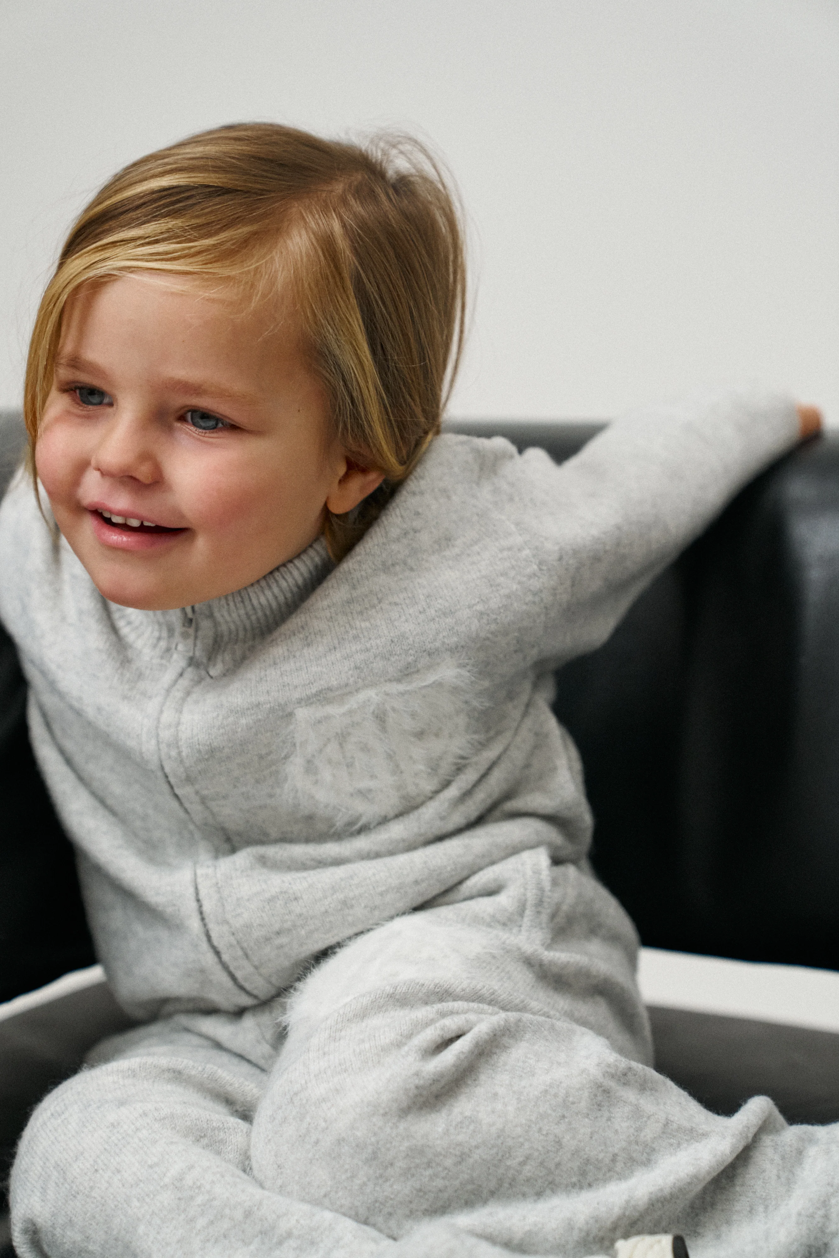 KIDS MONOGRAM EMBLEM FLUFFY KNIT JOGGERS - GREY MARL - Image 5