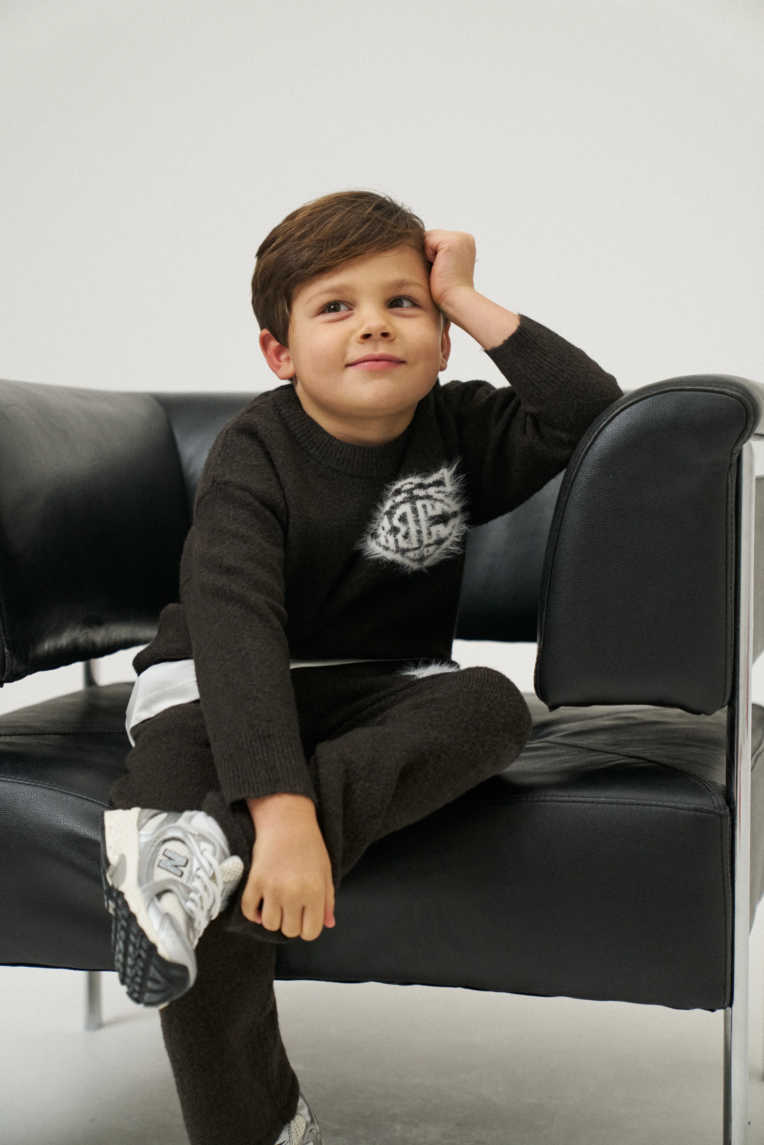 KIDS MONOGRAM FLUFFY KNIT CREW - BROWN - Image 5