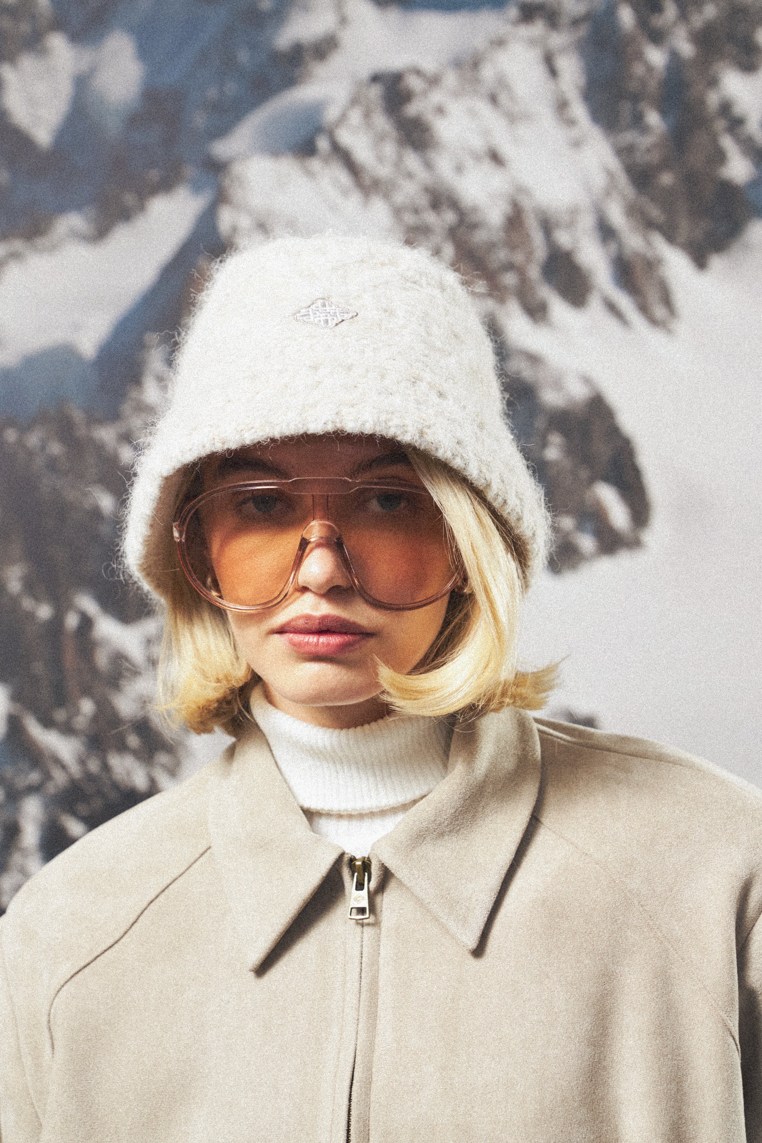 KNITTED EMBLEM BUCKET HAT - BEIGE