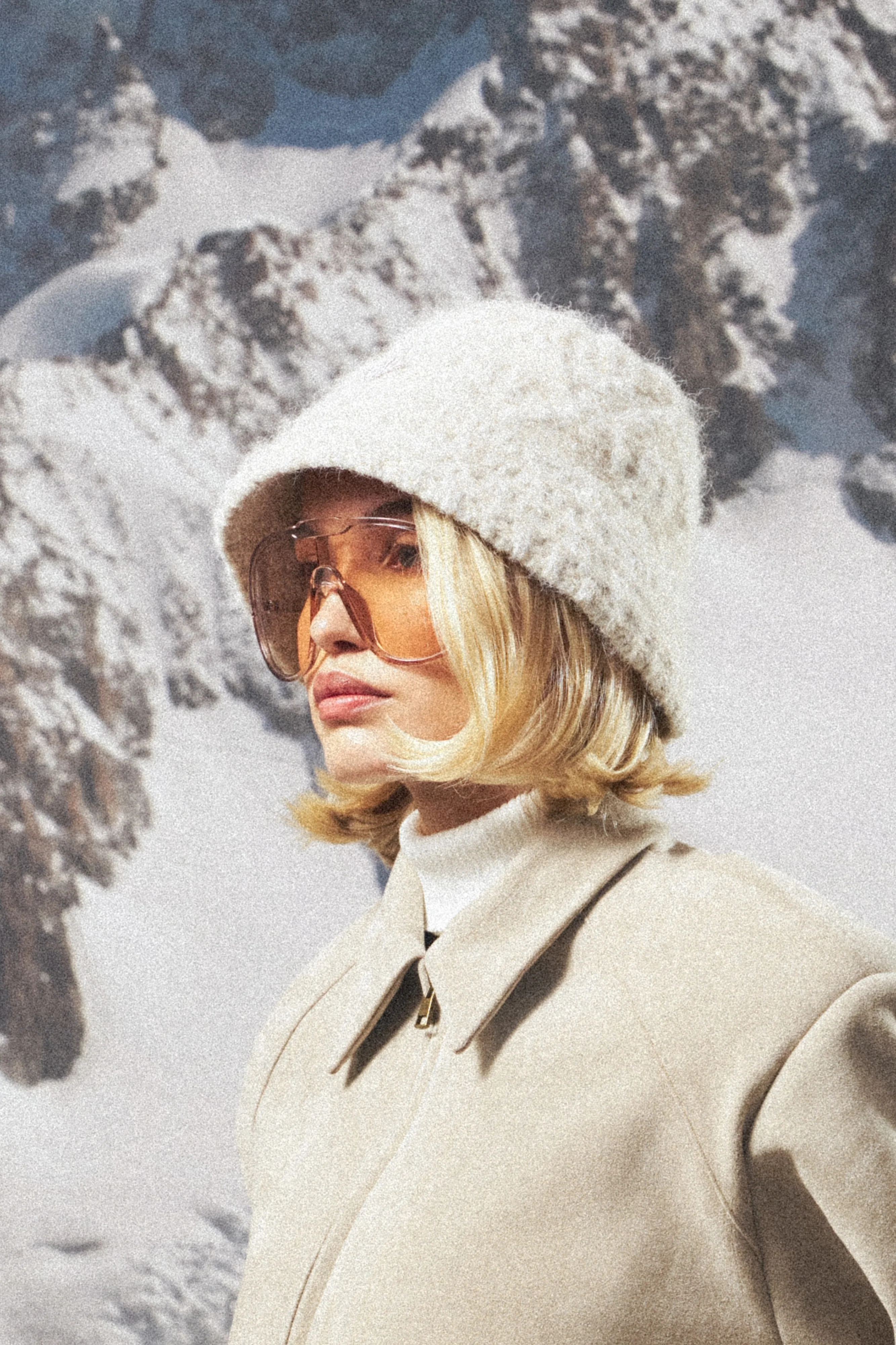 KNITTED EMBLEM BUCKET HAT - BEIGE - Image 3