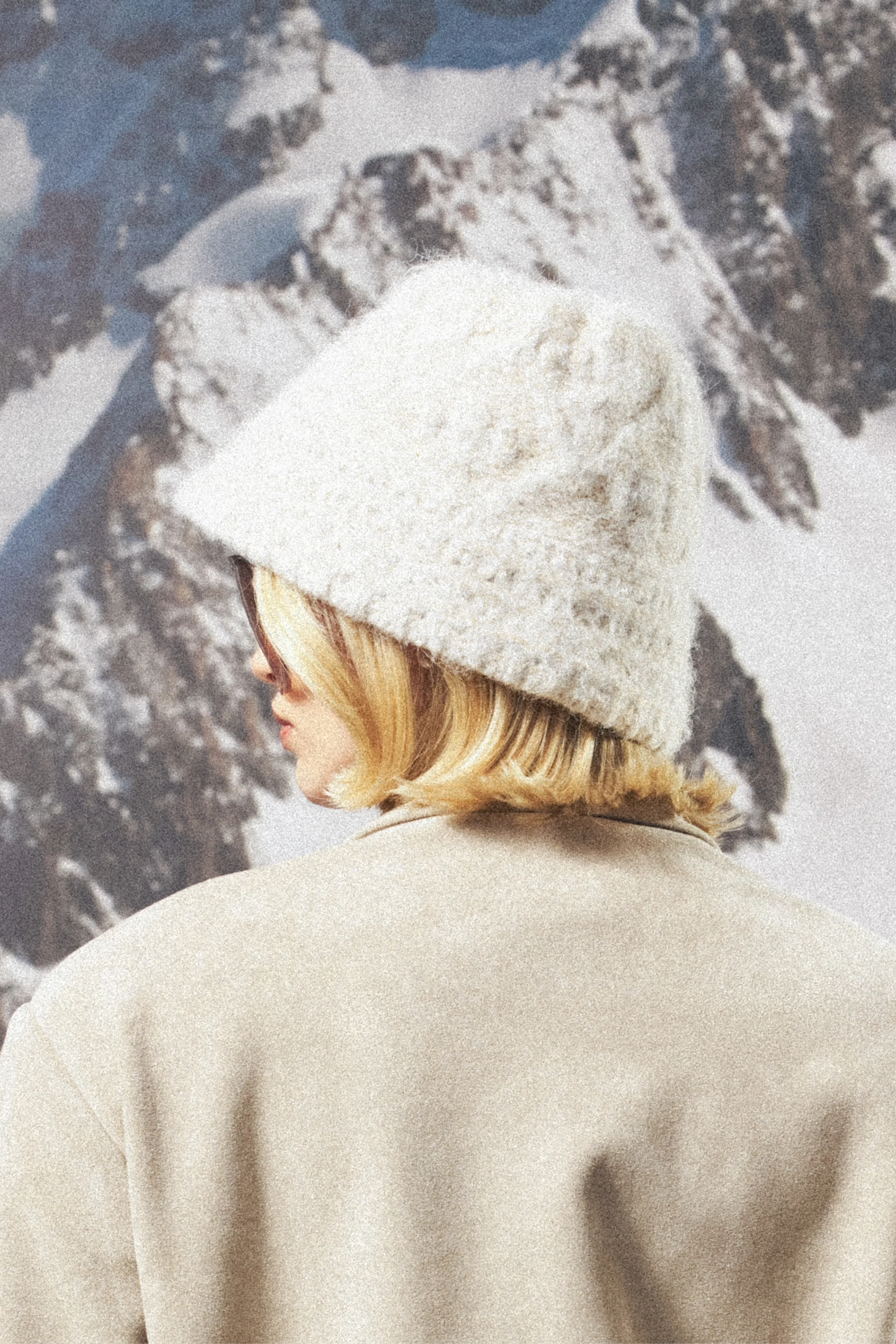 KNITTED EMBLEM BUCKET HAT - BEIGE - Image 4