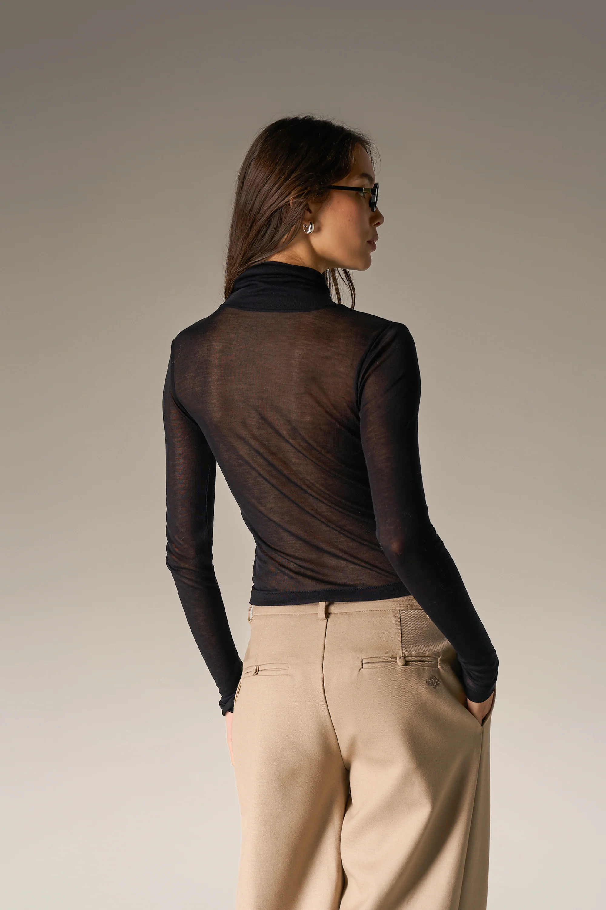 LIGHTWEIGHT ROLL NECK TOP - BLACK - Image 6