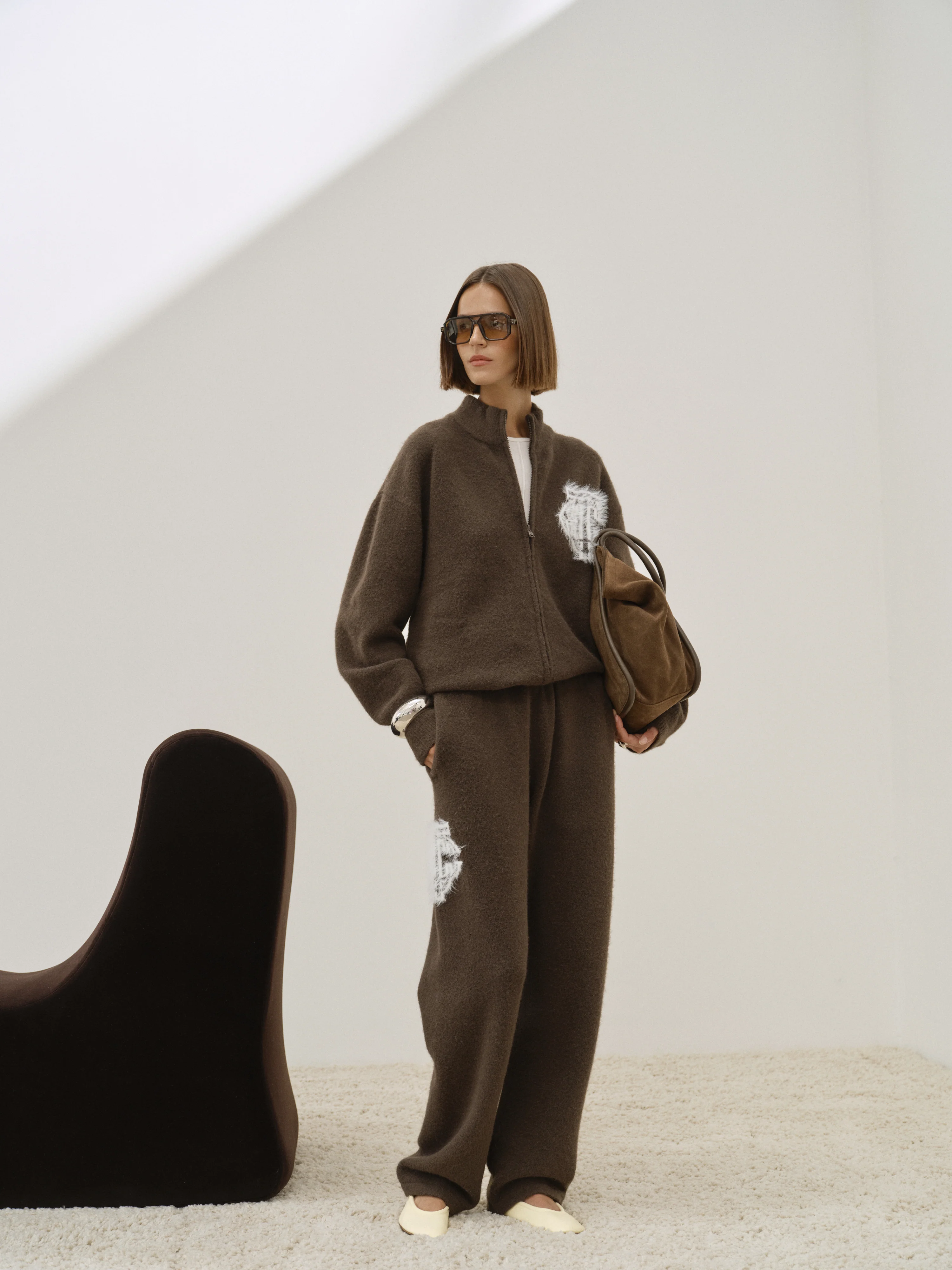 MONOGRAM FLUFFY KNIT JOGGERS - BROWN - Image 3
