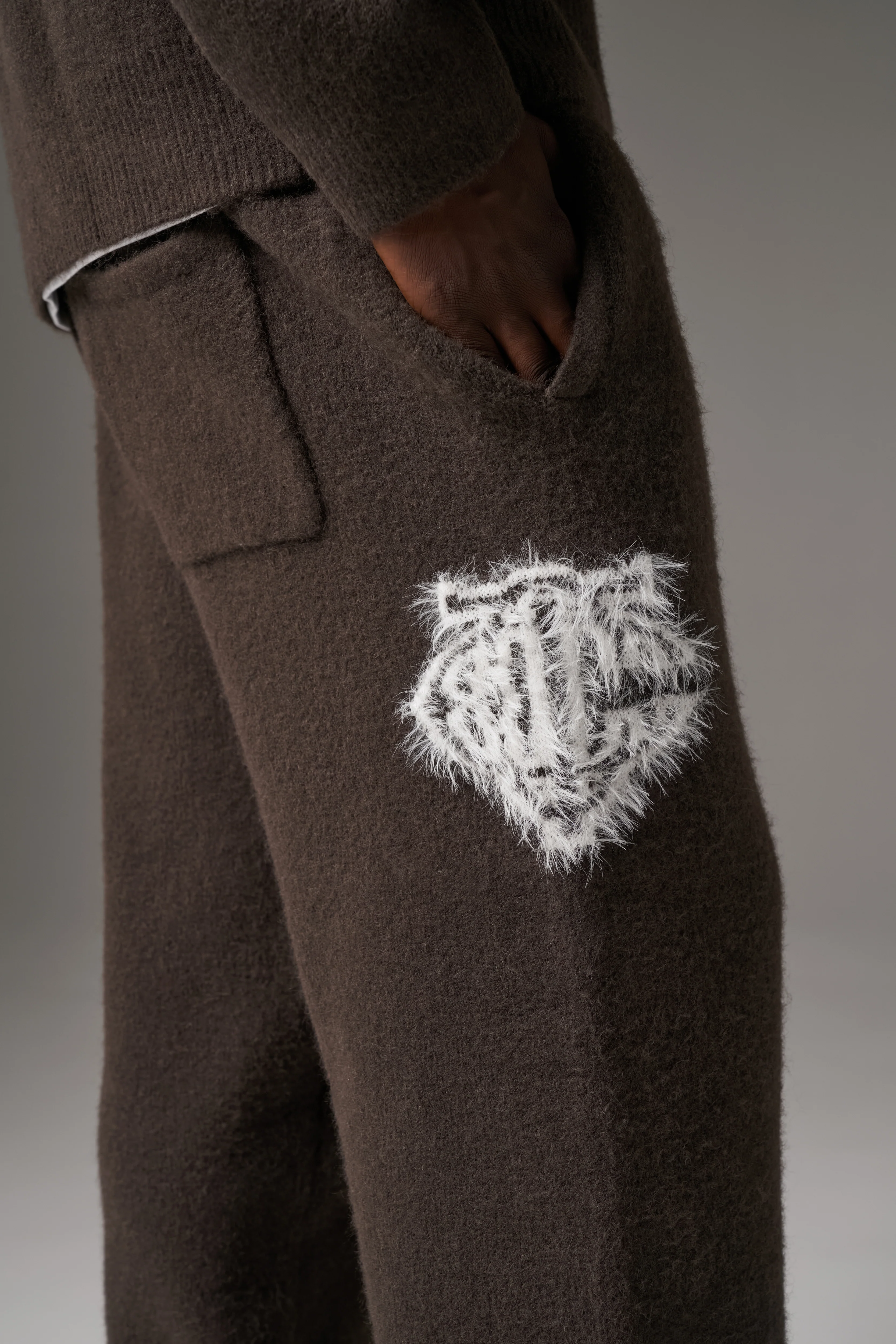 MONOGRAM FLUFFY KNIT JOGGERS - BROWN - Image 5