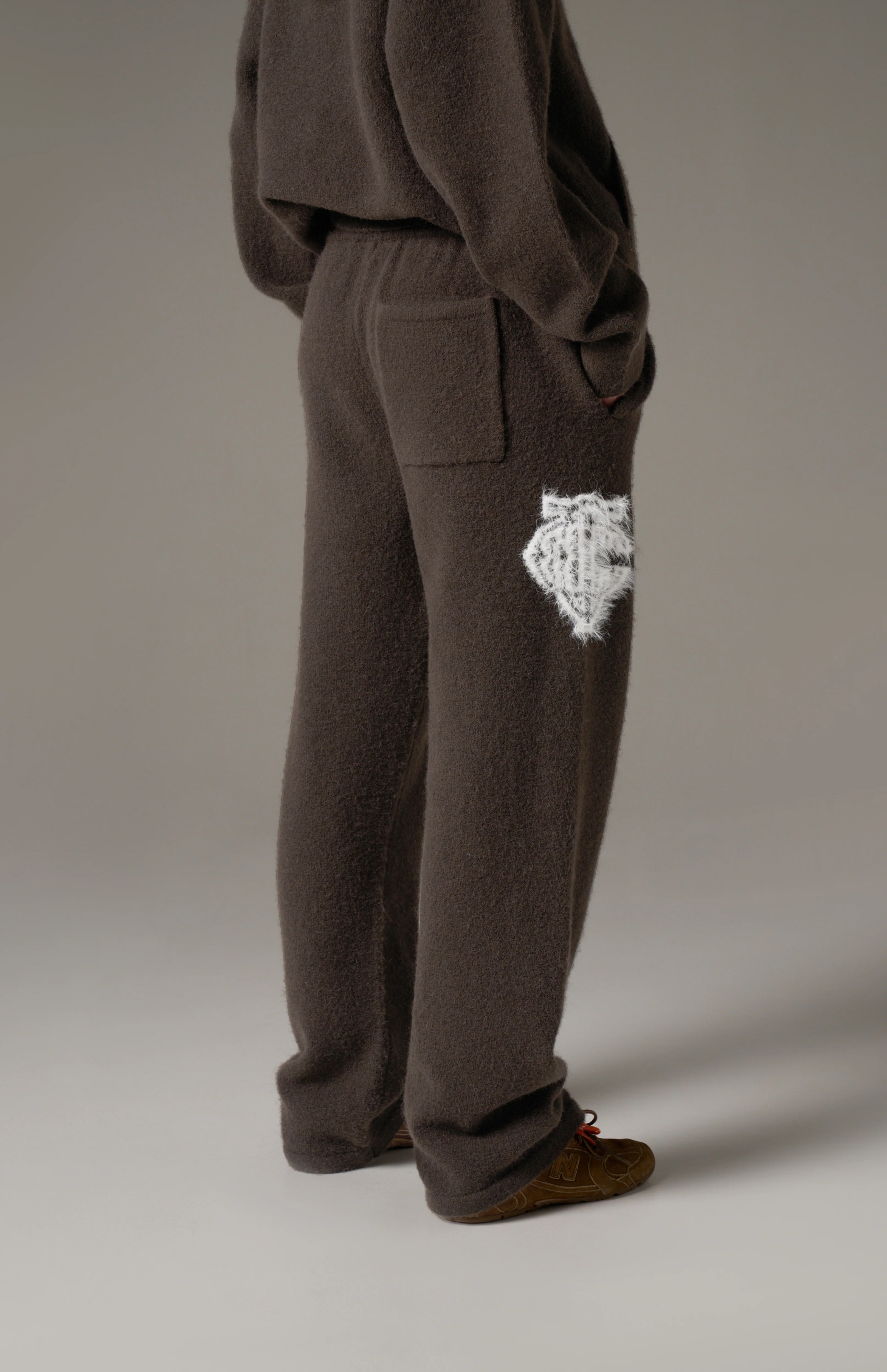 MONOGRAM FLUFFY KNIT JOGGERS - BROWN - Image 6