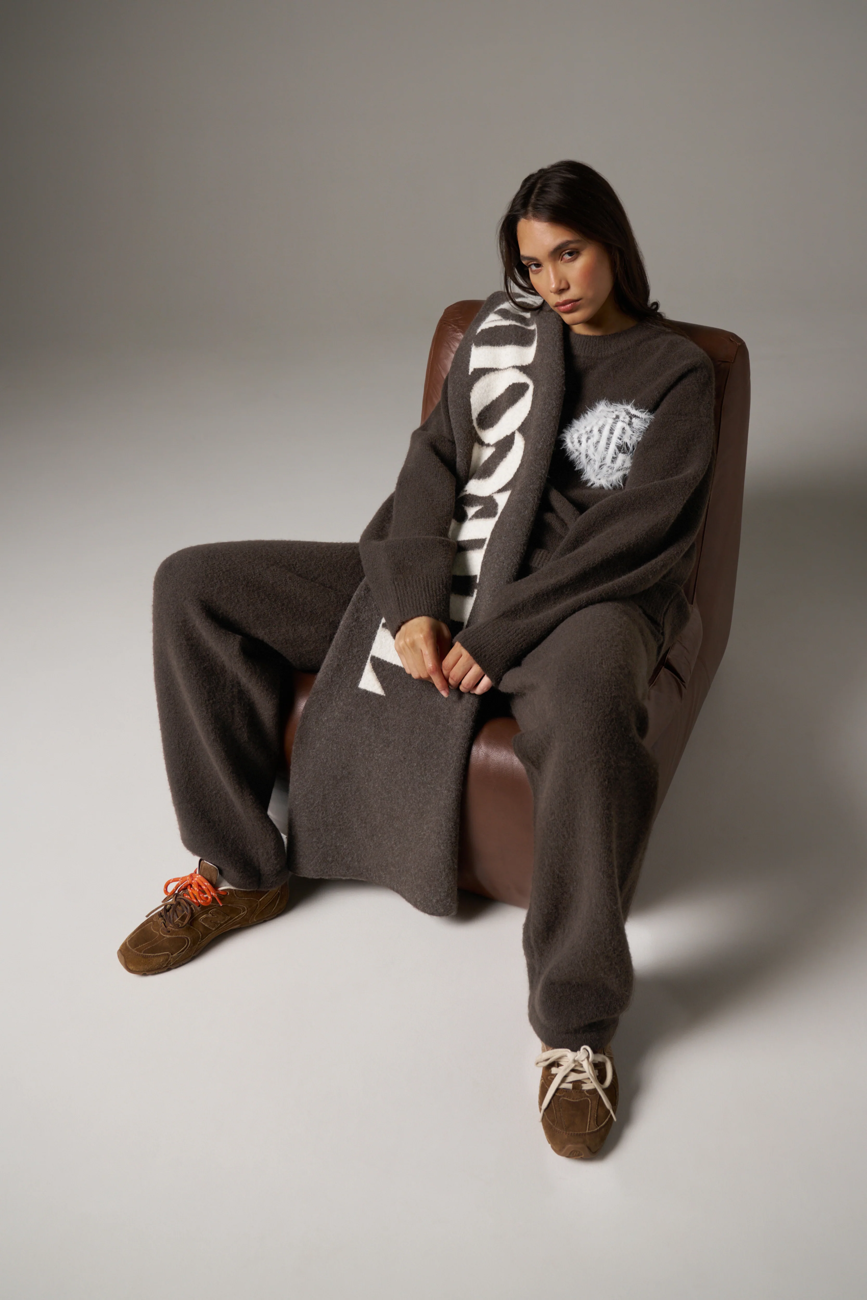 MONOGRAM FLUFFY KNIT JOGGERS - BROWN - Image 8