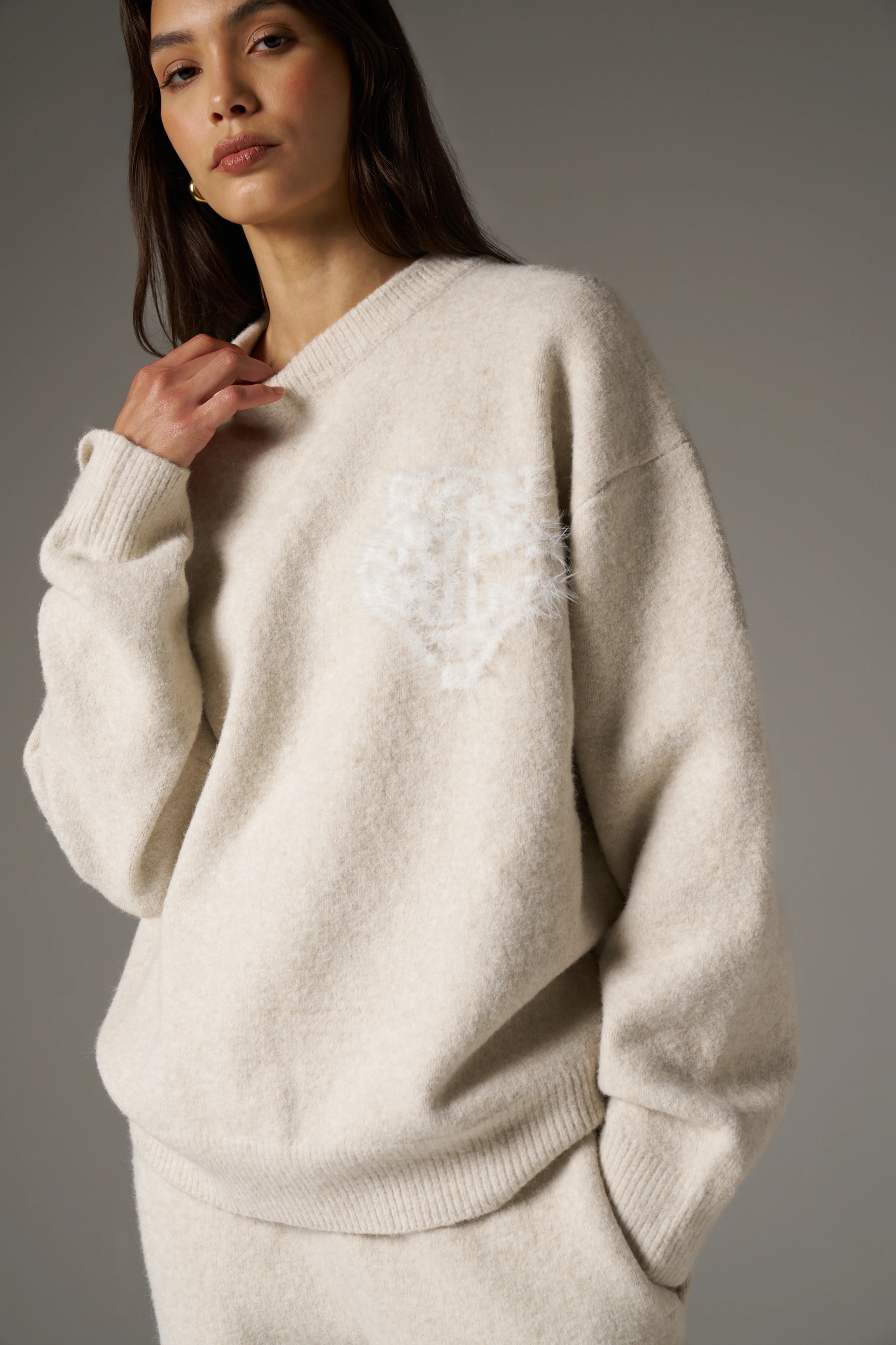 MONOGRAM FLUFFY KNIT CREW - BEIGE - Image 5