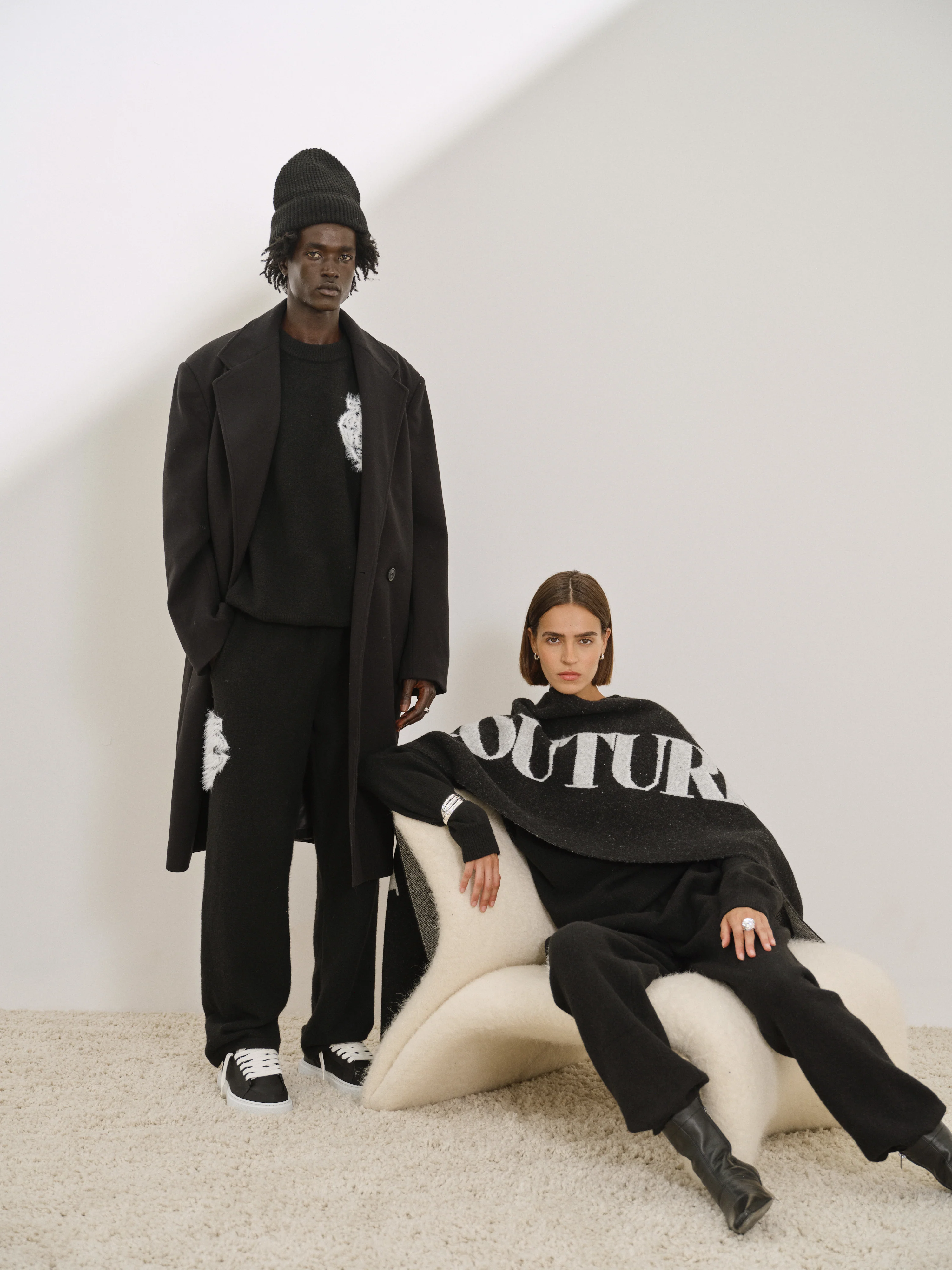 MONOGRAM FLUFFY KNIT CREW - BLACK - Image 2