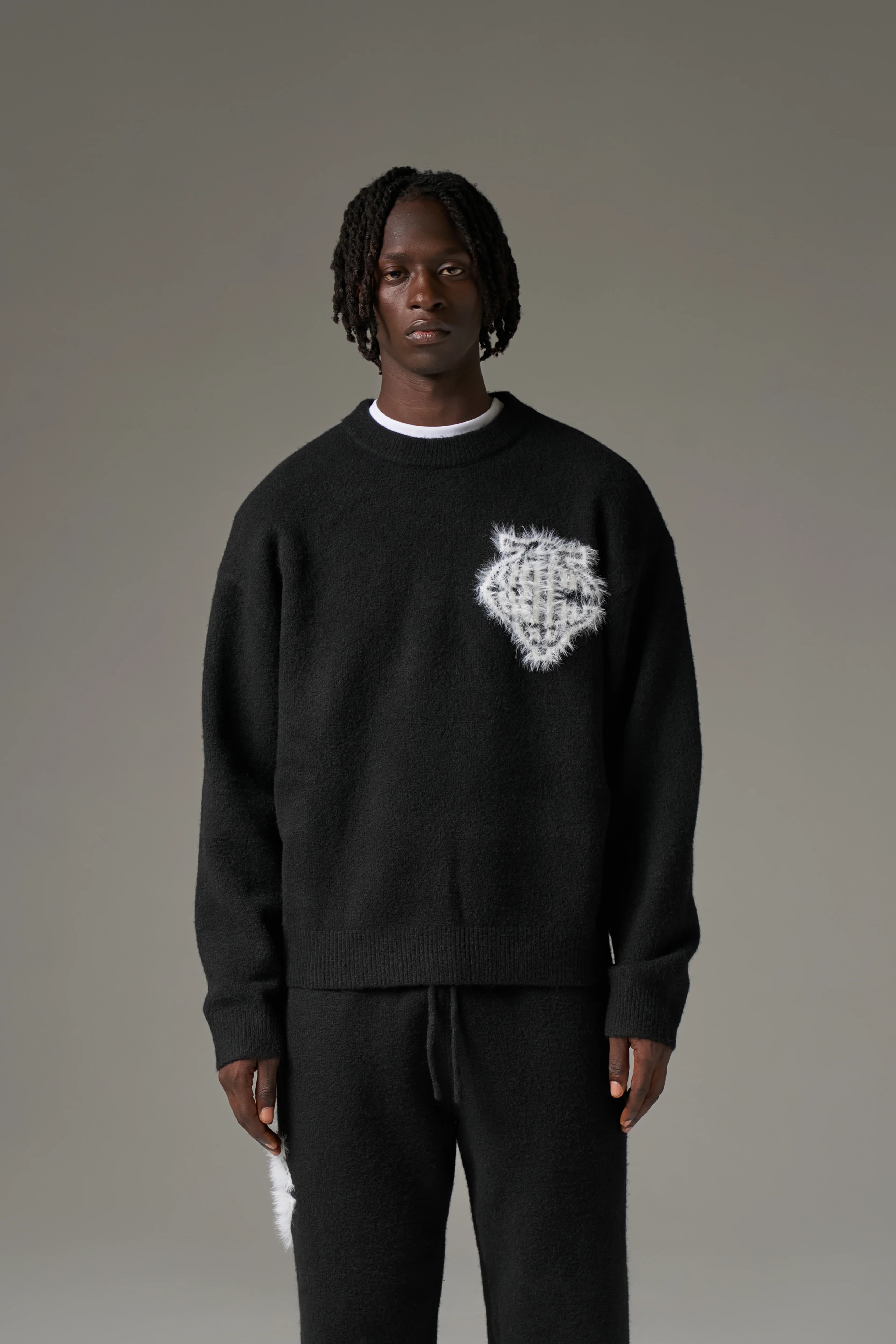 MONOGRAM FLUFFY KNIT CREW - BLACK - Image 4