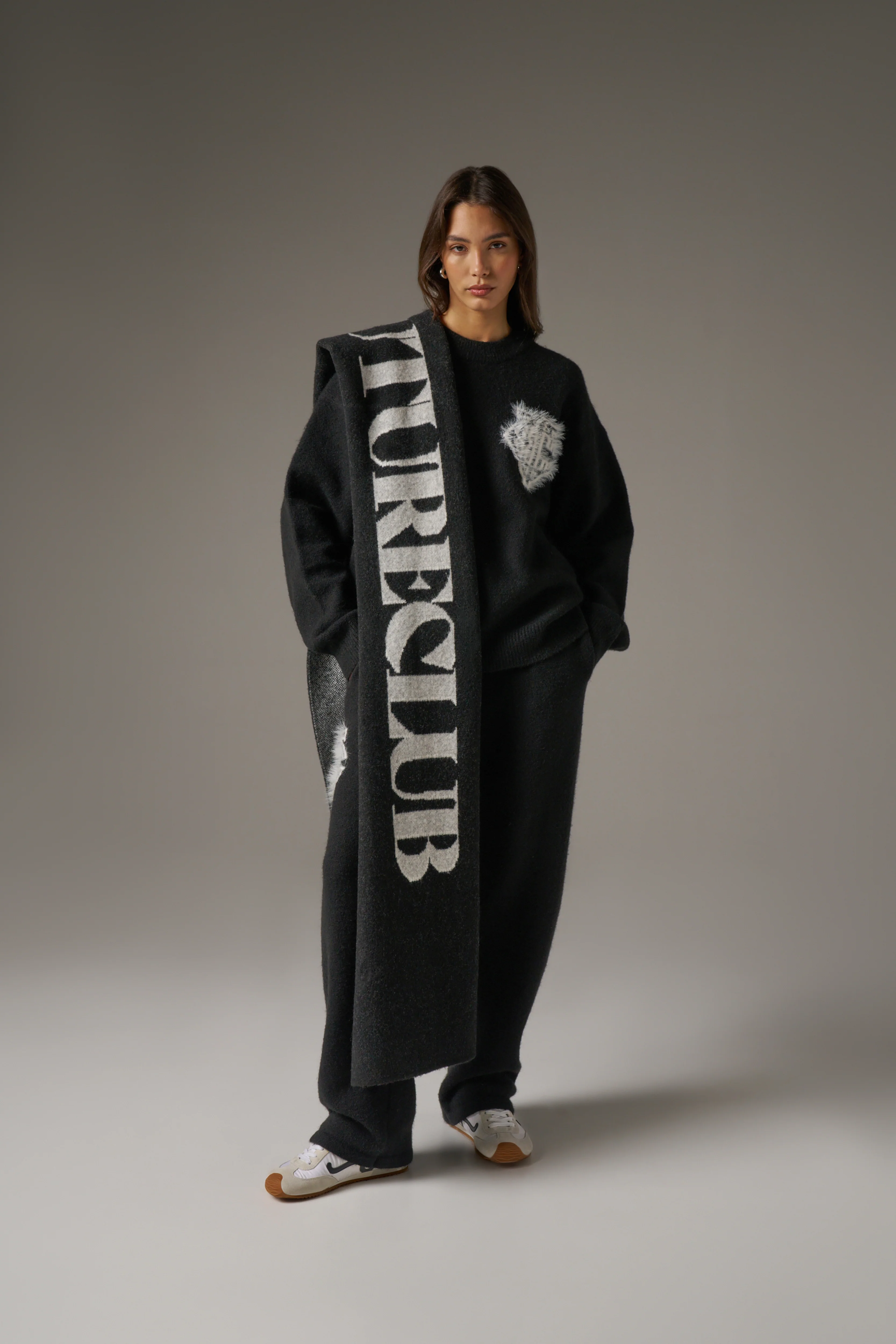 MONOGRAM FLUFFY KNIT CREW - BLACK - Image 5