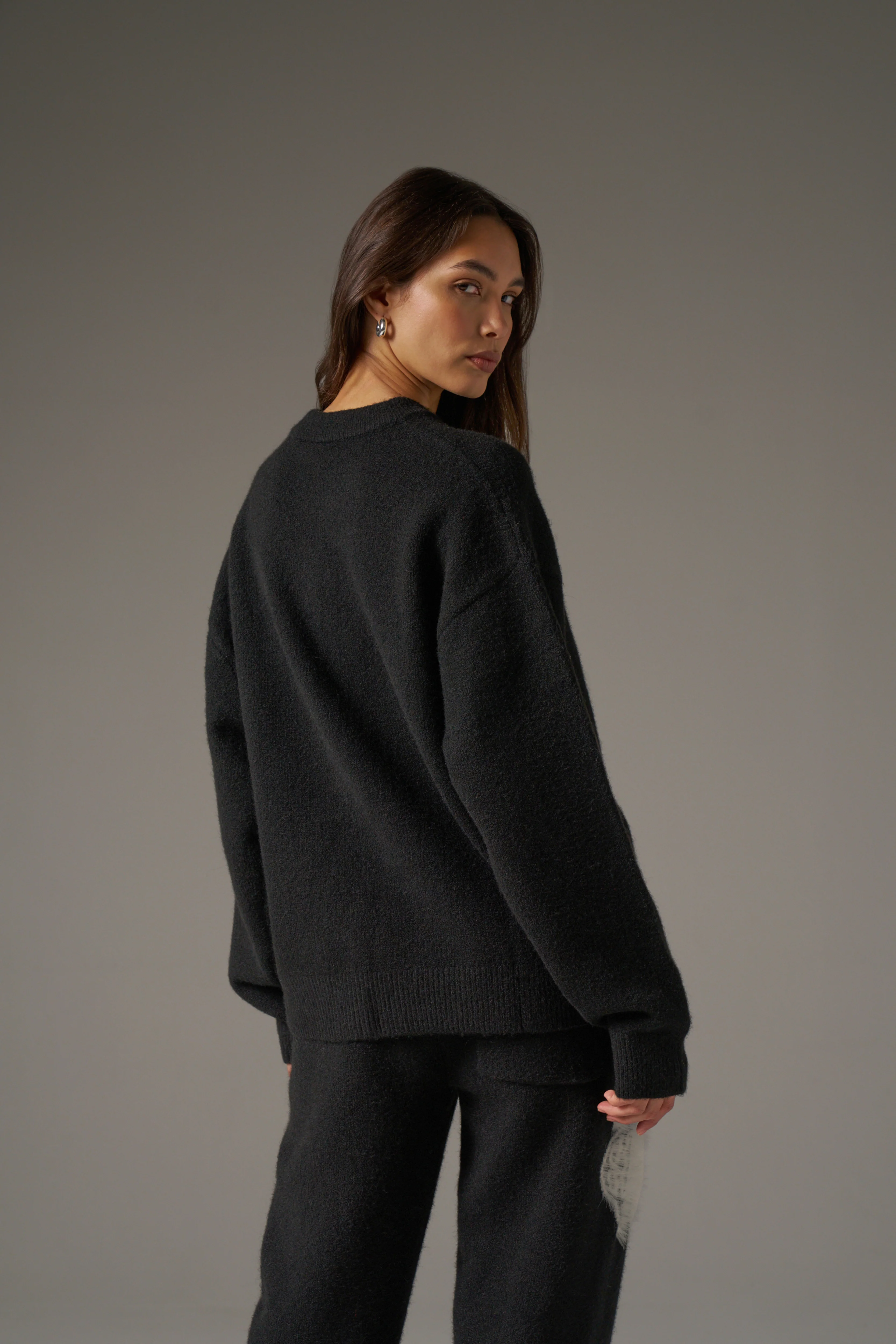 MONOGRAM FLUFFY KNIT CREW - BLACK - Image 7