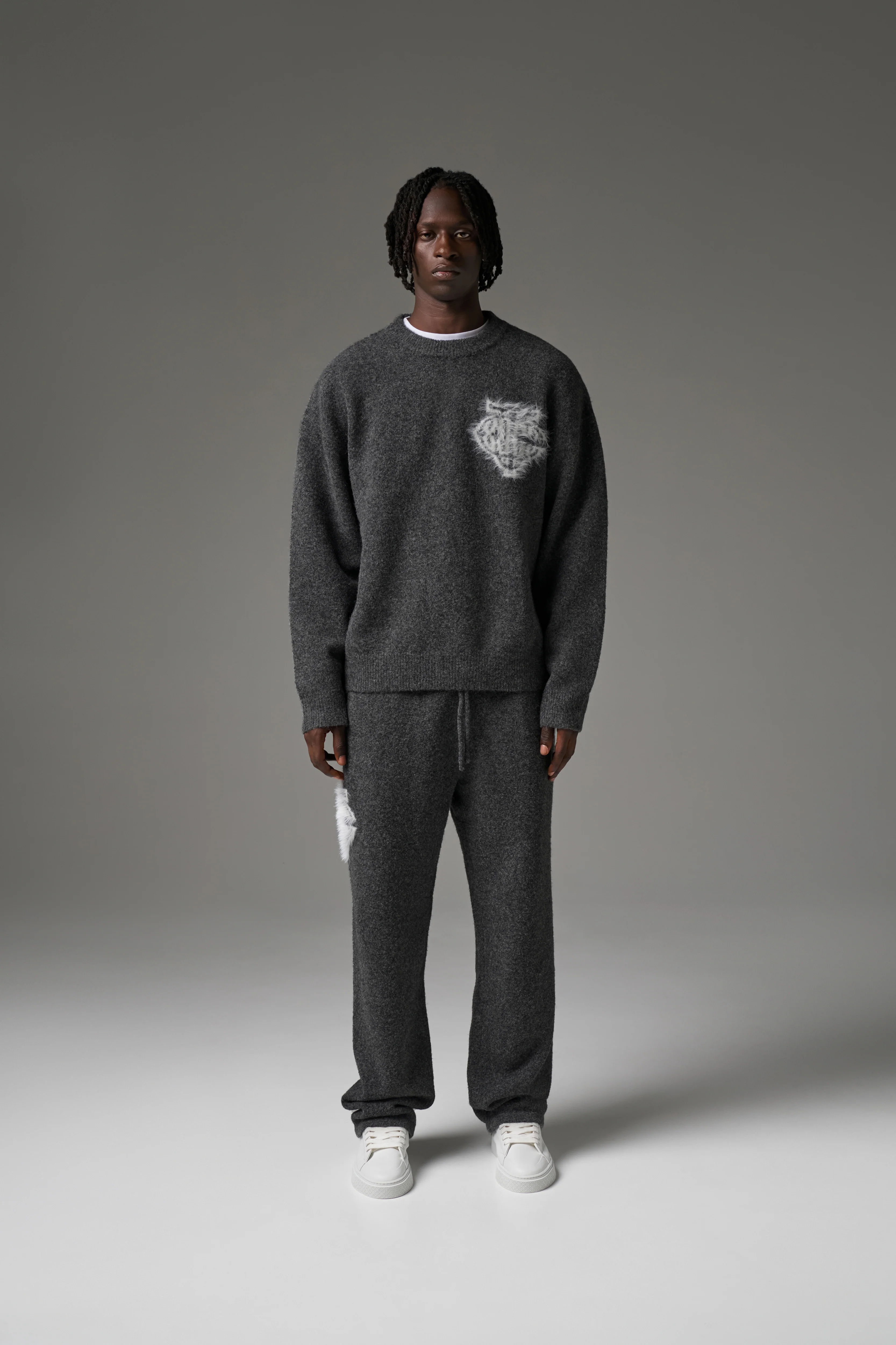 MONOGRAM FLUFFY KNIT CREW - CHARCOAL - Image 4