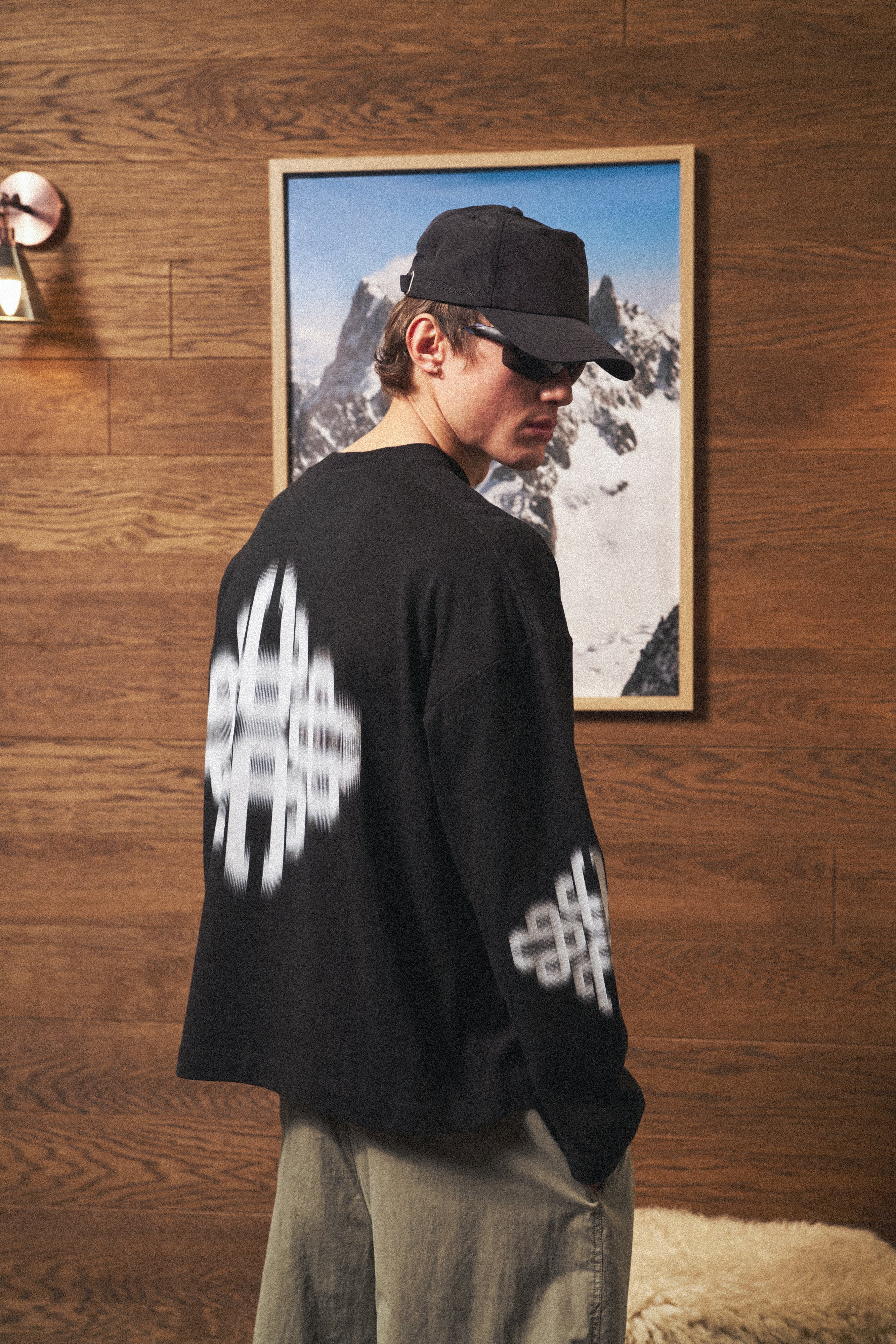 MOTION BLURRED LONG SLEEVE T-SHIRT - BLACK - Image 4