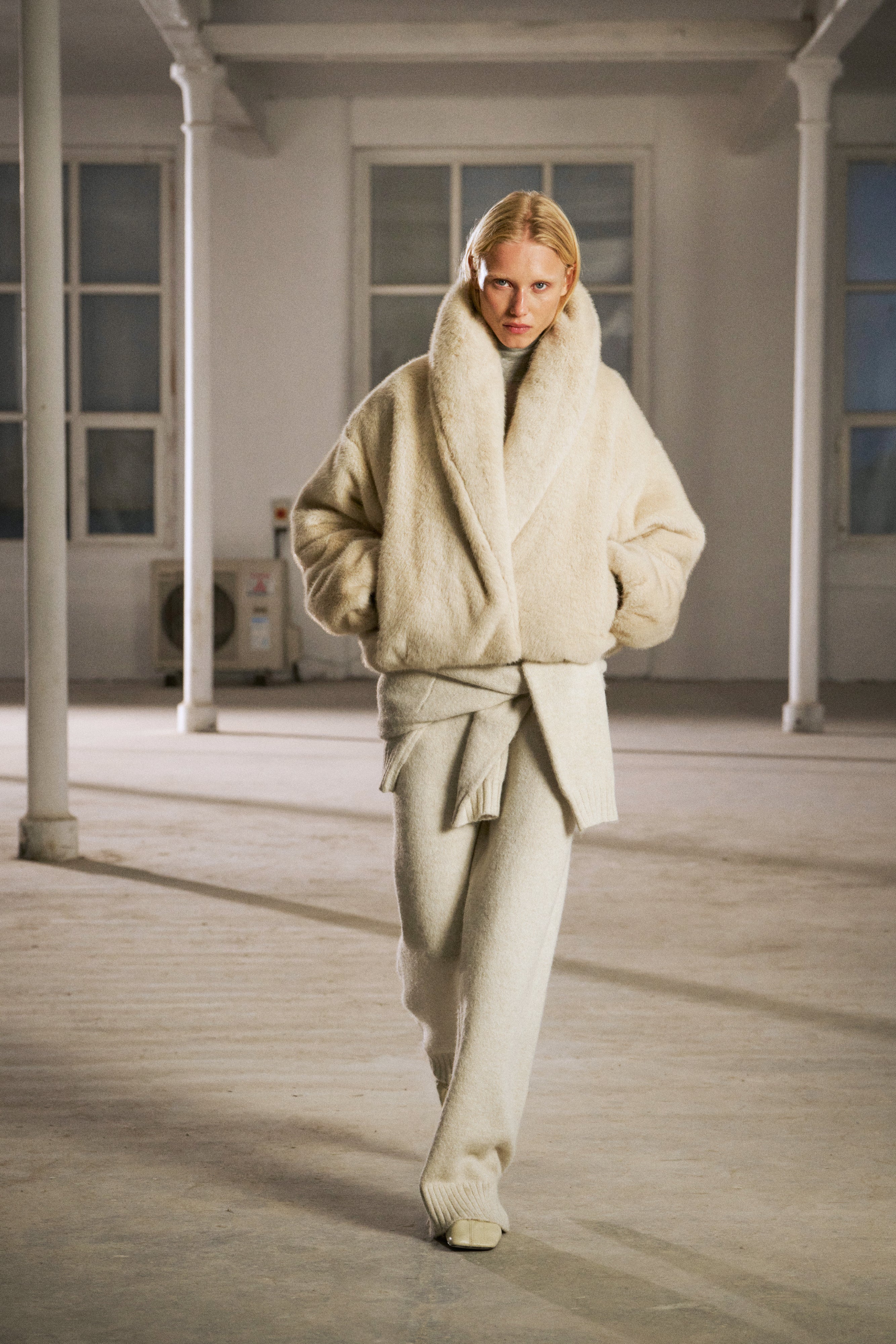 OVERSIZED COLLAR FAUX FUR PUFFER COAT - CREAM - Image 3