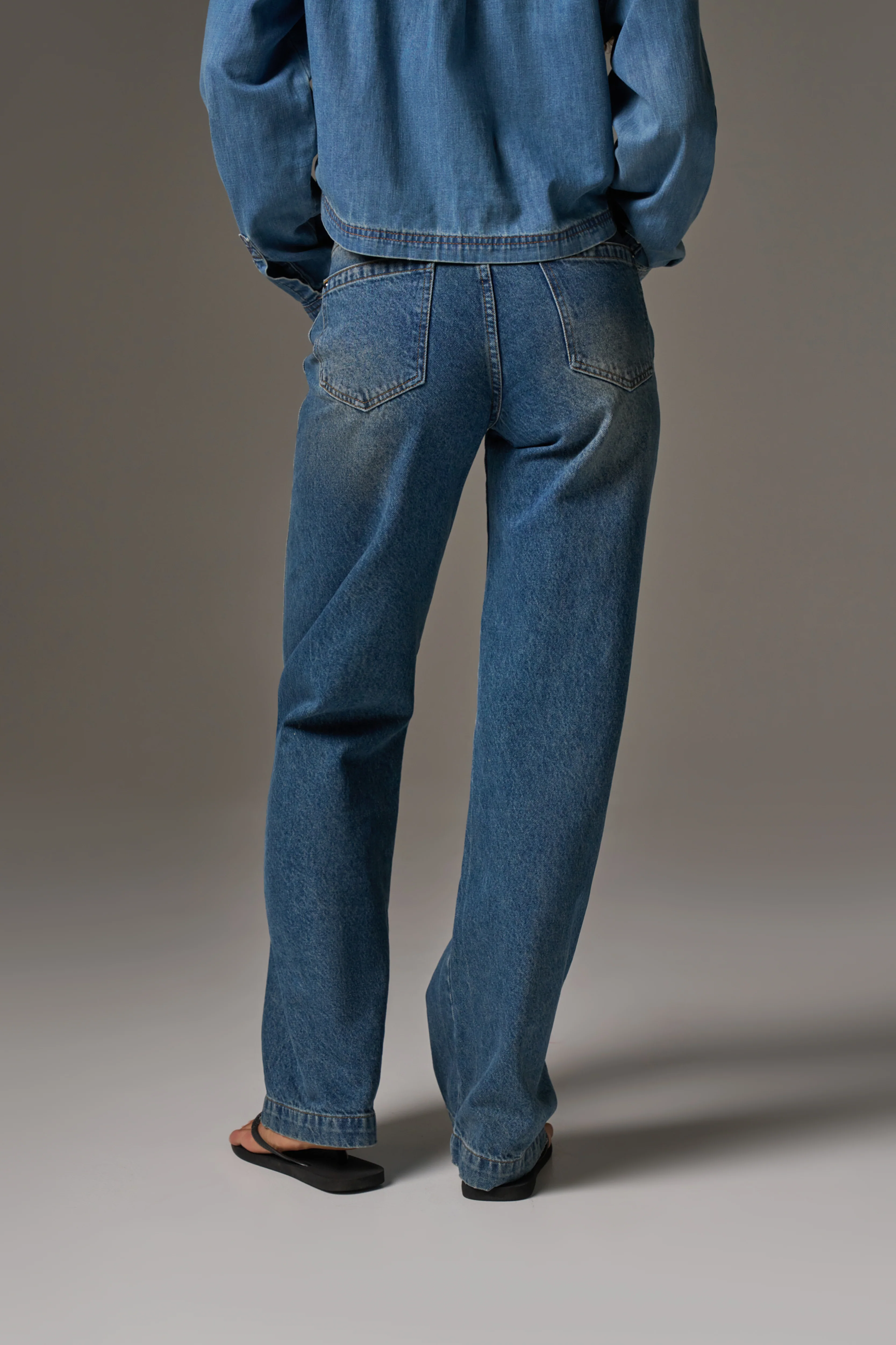 RELAXED STRAIGHT LEG JEANS - MID BLUE WASH - Image 5