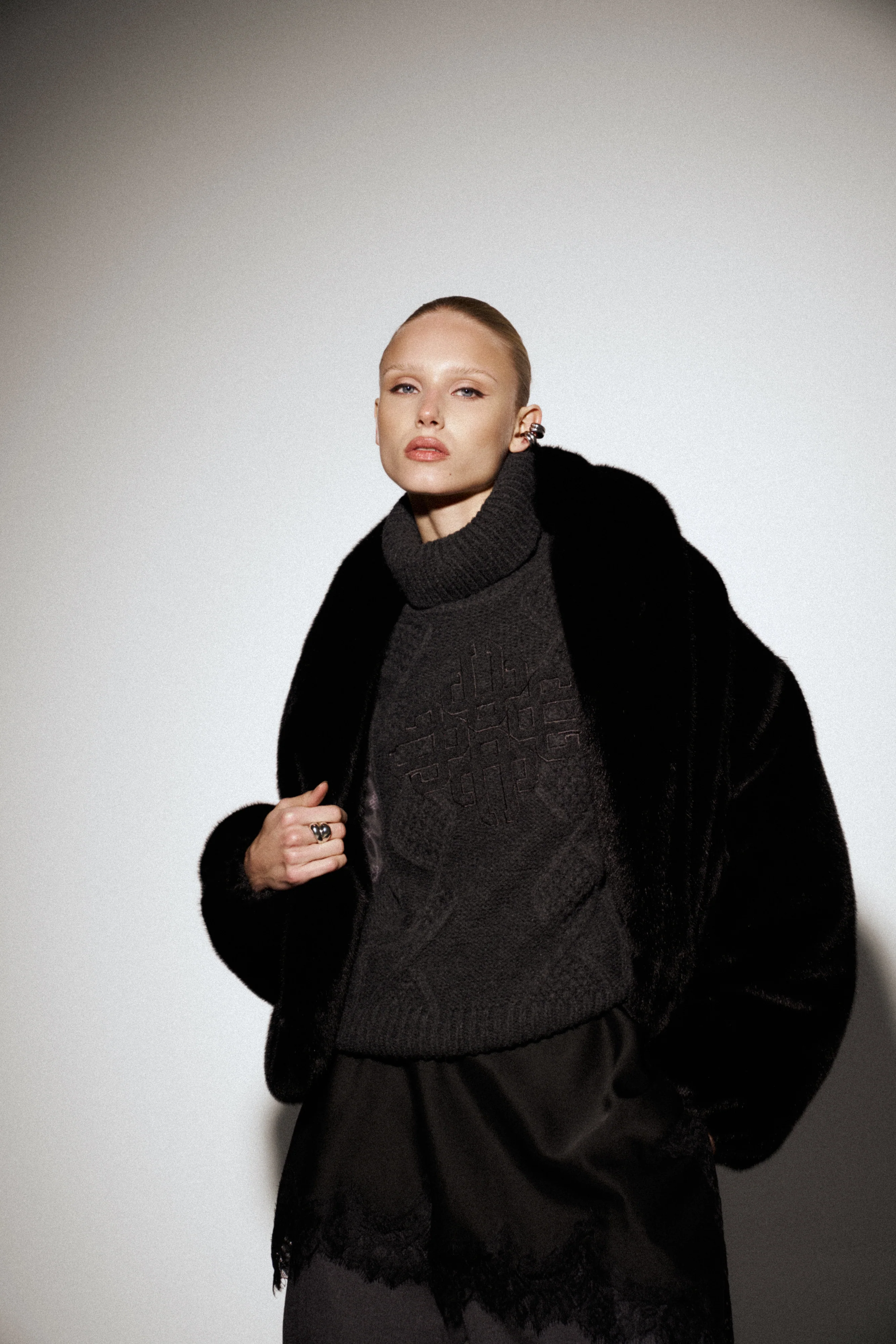 ROLL NECK EMBLEM JUMPER - CHARCOAL - Image 3